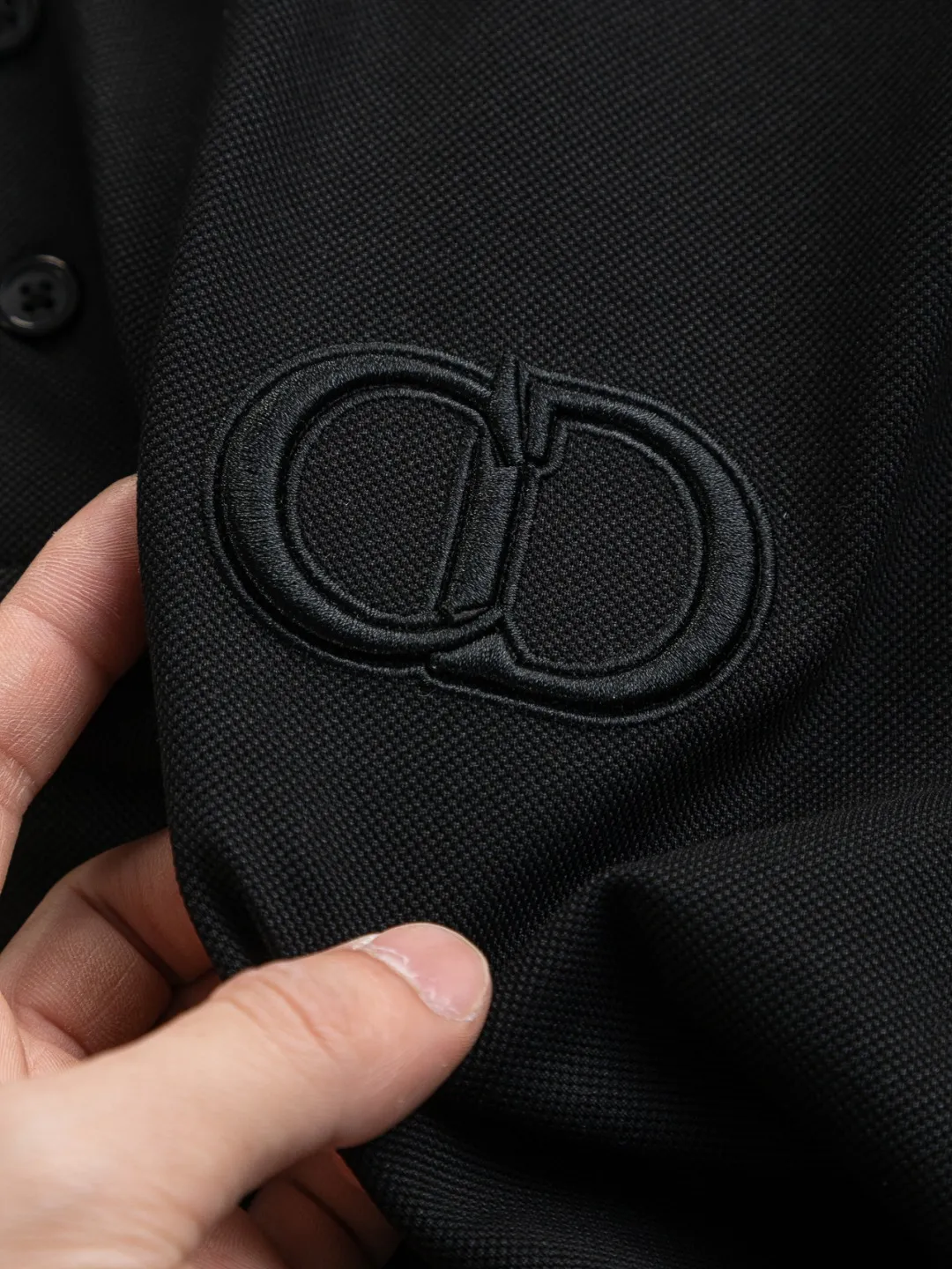 🅿️220 Dior CD DIOR micro-wide version S-XL Dior 25SS ｜Exclusively customized, the same model at the counter. Simple letters CD on the chest🪡 embroidered small logo makes it more beautiful. Exquisite craftsmanship round neck style, exclusive customized pure cotton silk fabric, soft and close-fitting technical fabric, customized original thread, extremely high grade, exquisite workmanship, and the upper body is extremely handsome. It can be said to be very mature in terms of element integration. The classic short-sleeves are complete with 3 labels and are fashionable for men. They are unparalleled in terms of upper body comfort and can be said to be a summer must-have. The dark and light colors are carefully crafted as the main body. Against the pure black background, it seems to reveal a mysterious atmosphere coming from the starry sky~ The softest material and fabric used can perfectly soothe every inch of skin and provide an excellent touch experience. The organic combination of style and craftsmanship makes the matching experience more complicated. Whether it is worn as an inner layer or worn alone, it is a very ingenious piece ~ worth buying! ! Plant grass online~~Highly recommended! ! ! Color: Black, White Royal Blue Size Chart: S: Shoulder Width 50 - Bust 54 - Clothing Length 70 M: Shoulder Width 52 - Bust 56.5 - Clothing Length 72 L: Shoulder Width 54 - Bust 59 - Clothing Length 74 XL: Shoulder Width 56 - Bust 61.5 - Clothing Length 76