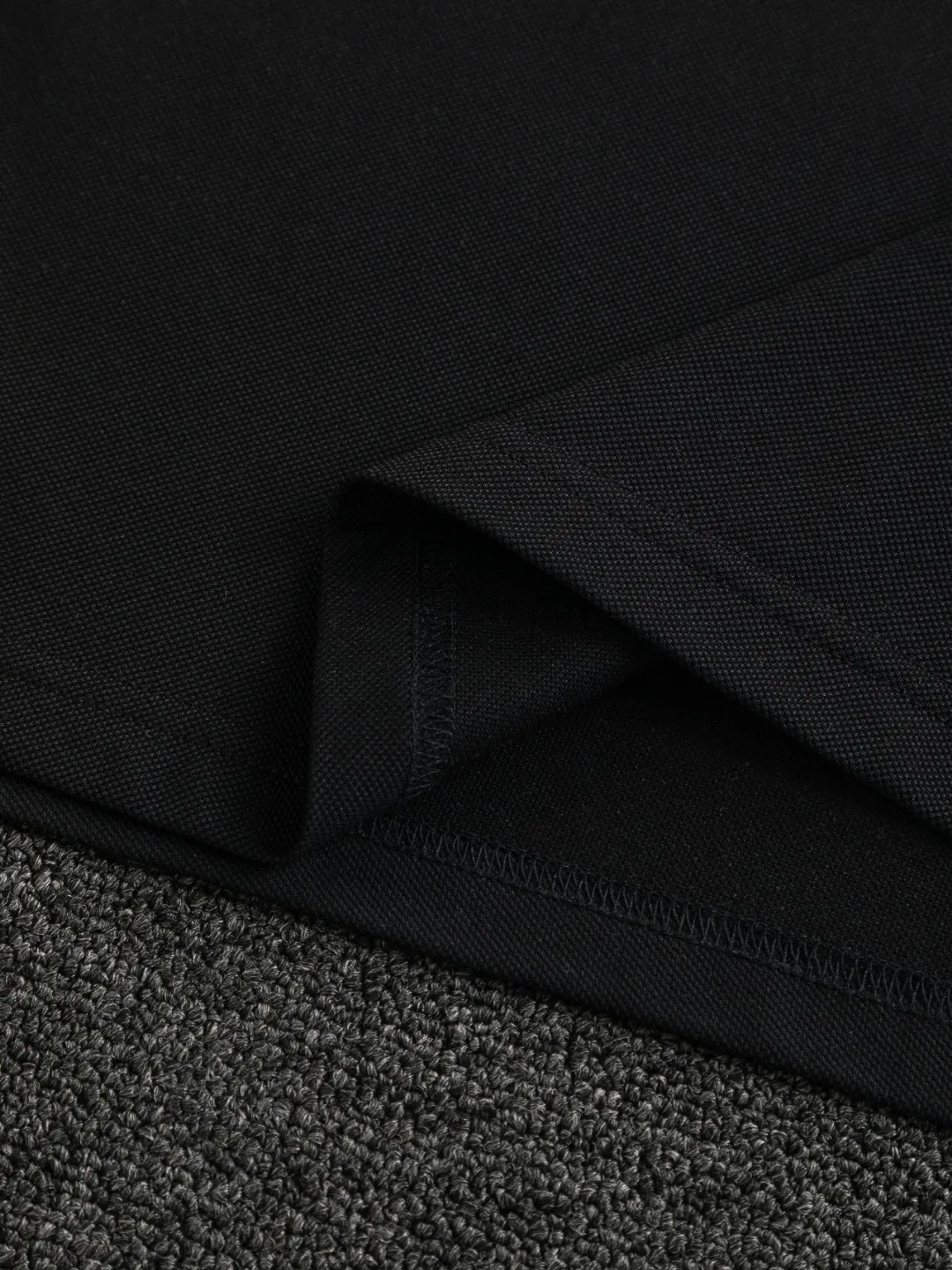🅿️220 Dior CD DIOR micro-wide version S-XL Dior 25SS ｜Exclusively customized, the same model at the counter. Simple letters CD on the chest🪡 embroidered small logo makes it more beautiful. Exquisite craftsmanship round neck style, exclusive customized pure cotton silk fabric, soft and close-fitting technical fabric, customized original thread, extremely high grade, exquisite workmanship, and the upper body is extremely handsome. It can be said to be very mature in terms of element integration. The classic short-sleeves are complete with 3 labels and are fashionable for men. They are unparalleled in terms of upper body comfort and can be said to be a summer must-have. The dark and light colors are carefully crafted as the main body. Against the pure black background, it seems to reveal a mysterious atmosphere coming from the starry sky~ The softest material and fabric used can perfectly soothe every inch of skin and provide an excellent touch experience. The organic combination of style and craftsmanship makes the matching experience more complicated. Whether it is worn as an inner layer or worn alone, it is a very ingenious piece ~ worth buying! ! Plant grass online~~Highly recommended! ! ! Color: Black, White Royal Blue Size Chart: S: Shoulder Width 50 - Bust 54 - Clothing Length 70 M: Shoulder Width 52 - Bust 56.5 - Clothing Length 72 L: Shoulder Width 54 - Bust 59 - Clothing Length 74 XL: Shoulder Width 56 - Bust 61.5 - Clothing Length 76