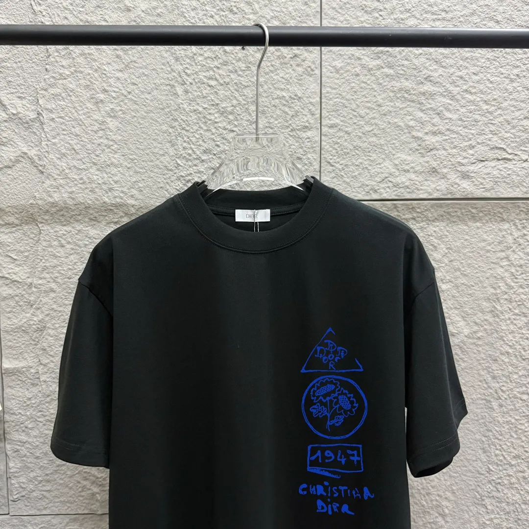 🅿️180 Dio*Dior* 2025 Spring and Summer Style Blue letters printed personalized logo Customized double yarn plain cotton fabric Short-sleeved T-shirt Uniform for men and women Color: White Black Light Blue Size: S (90-130 catties) M (120-150 catties) L (140-165 catties) XL (160-180 catties) XXL (180-210 pounds)