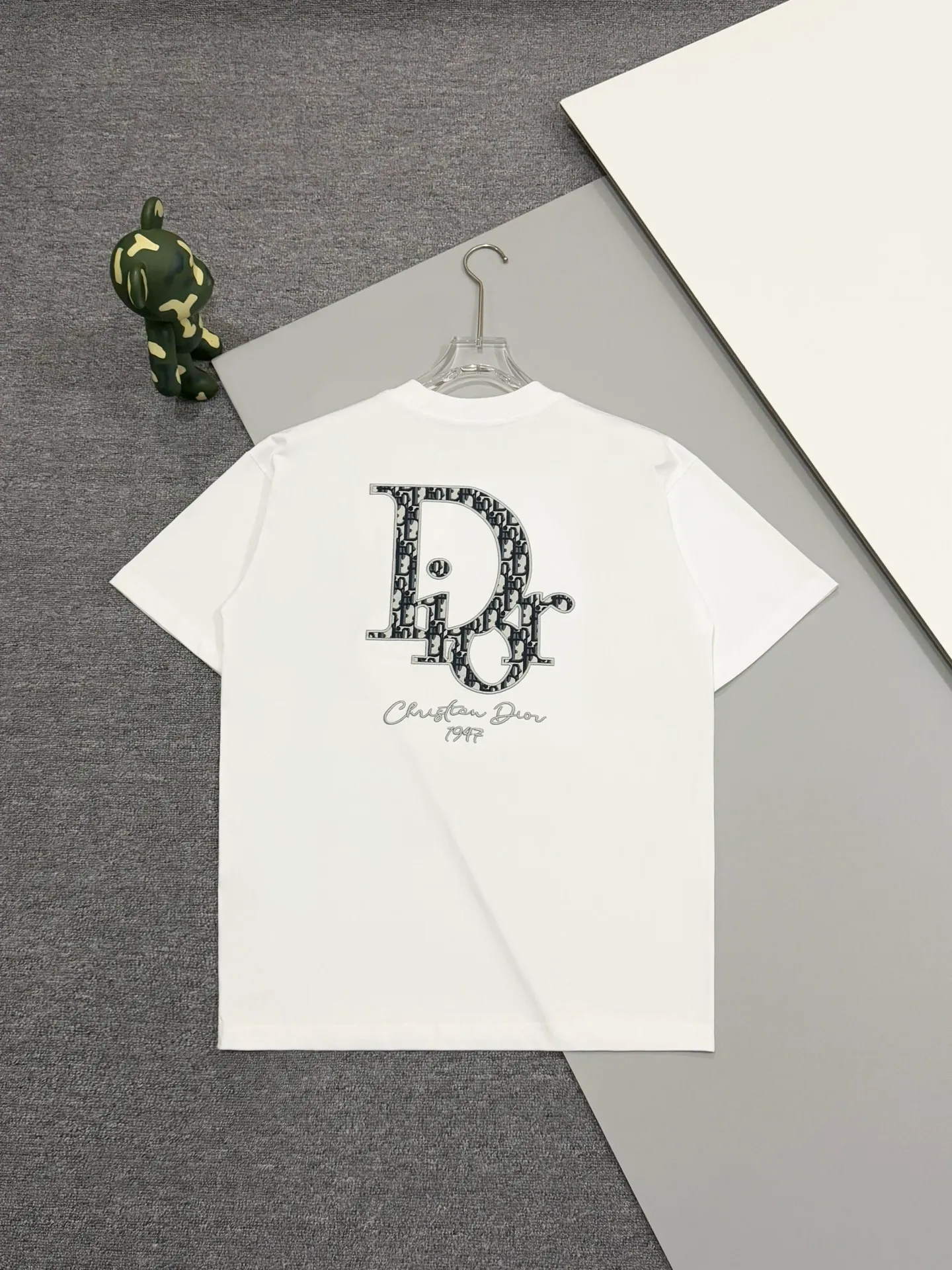 🅿️190 [High Quality] Dior letter embroidery🪡Back panel jacquard patchwork logo embroidery is exquisitely upgraded, inspired by the original retro fabrics of the 1980s. Official version. Customized short-sleeved T-shirt 280g same vat dyed fabric. Very comfortable to touch. Synchronized with brick cabinets in spring and summer. Fashionable and individual. Super versatile and good-looking. Very suitable for both men and women. Must-have style. Tag. Collar label. Washed wheat. Complete with three labels. Color: white black. Size: S to xL