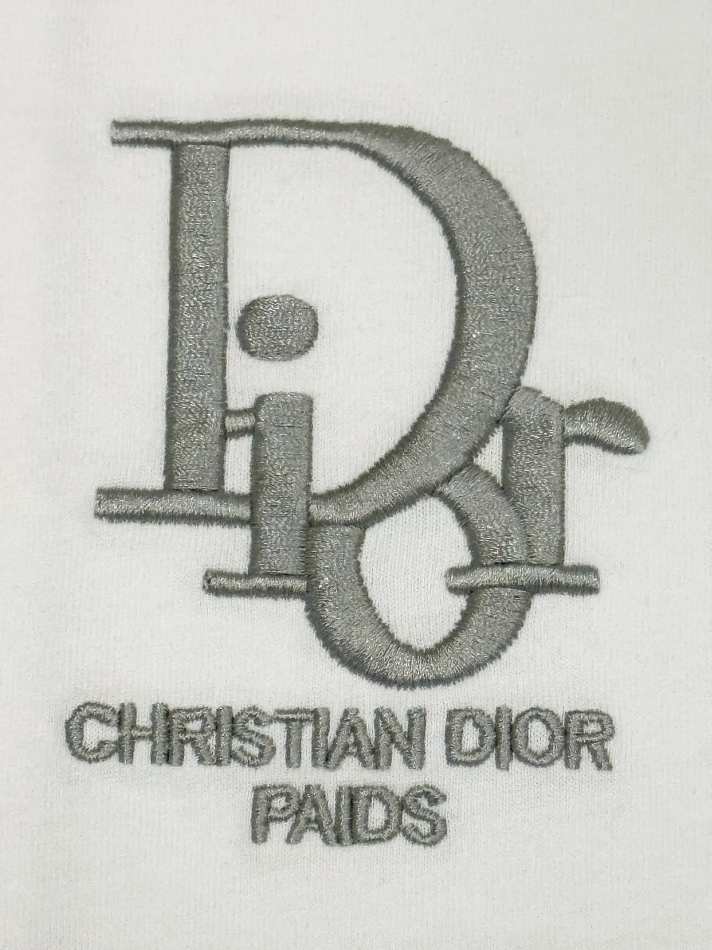 🅿️190 [High Quality] Dior letter embroidery🪡Back panel jacquard patchwork logo embroidery is exquisitely upgraded, inspired by the original retro fabrics of the 1980s. Official version. Customized short-sleeved T-shirt 280g same vat dyed fabric. Very comfortable to touch. Synchronized with brick cabinets in spring and summer. Fashionable and individual. Super versatile and good-looking. Very suitable for both men and women. Must-have style. Tag. Collar label. Washed wheat. Complete with three labels. Color: white black. Size: S to xL