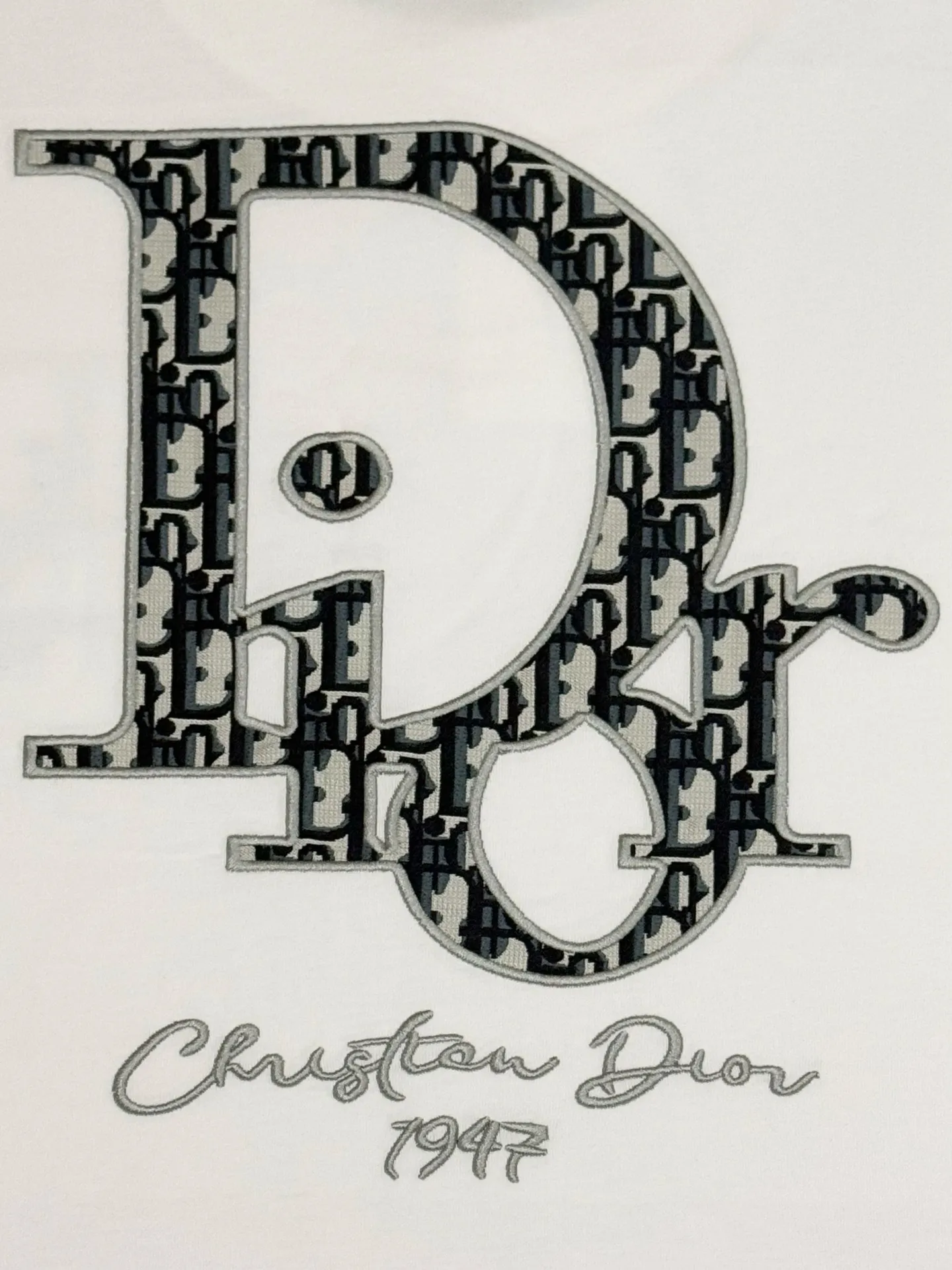 🅿️190 [High Quality] Dior letter embroidery🪡Back panel jacquard patchwork logo embroidery is exquisitely upgraded, inspired by the original retro fabrics of the 1980s. Official version. Customized short-sleeved T-shirt 280g same vat dyed fabric. Very comfortable to touch. Synchronized with brick cabinets in spring and summer. Fashionable and individual. Super versatile and good-looking. Very suitable for both men and women. Must-have style. Tag. Collar label. Washed wheat. Complete with three labels. Color: white black. Size: S to xL