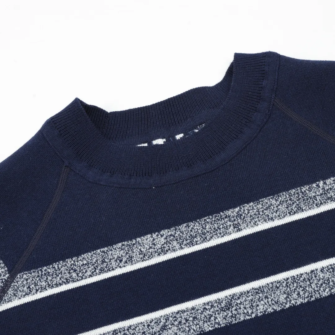 🅿️680 DIOR/Dior Oblique old flower jacquard knitted cashmere double-sided crew neck sweater A super thick sweater, with a solid color logo spliced on one side and classic presbyopia on the other. The material is imported cashmere + wool blended. It has been washed and softened to size. It feels great. The yarn color is dyed from the original version. After customizing the yarn, it is all twisted and then spliced to achieve the twist and stiffness of the original version. The fabric pieces are sewn by hand, the bags are hand-picked, and then washed with water. Agent reinforcement, 7-needle jacquard craft yarn is clear and textured, imported machine knitting pieces are very time-consuming for this garment, the stitching is artificial discs, hand-picked, the machined zipper bottom patch is a 14-needle knitted four-flat patch, the washing water uses imported washing water raw materials, the ready-to-wear has a lazy and casual feel, looks high-end, the whole dress is made of very heavy and solid materials, the blended cashmere has a very good thermal insulation effect, and three standards for customized accessories! Size：S-L