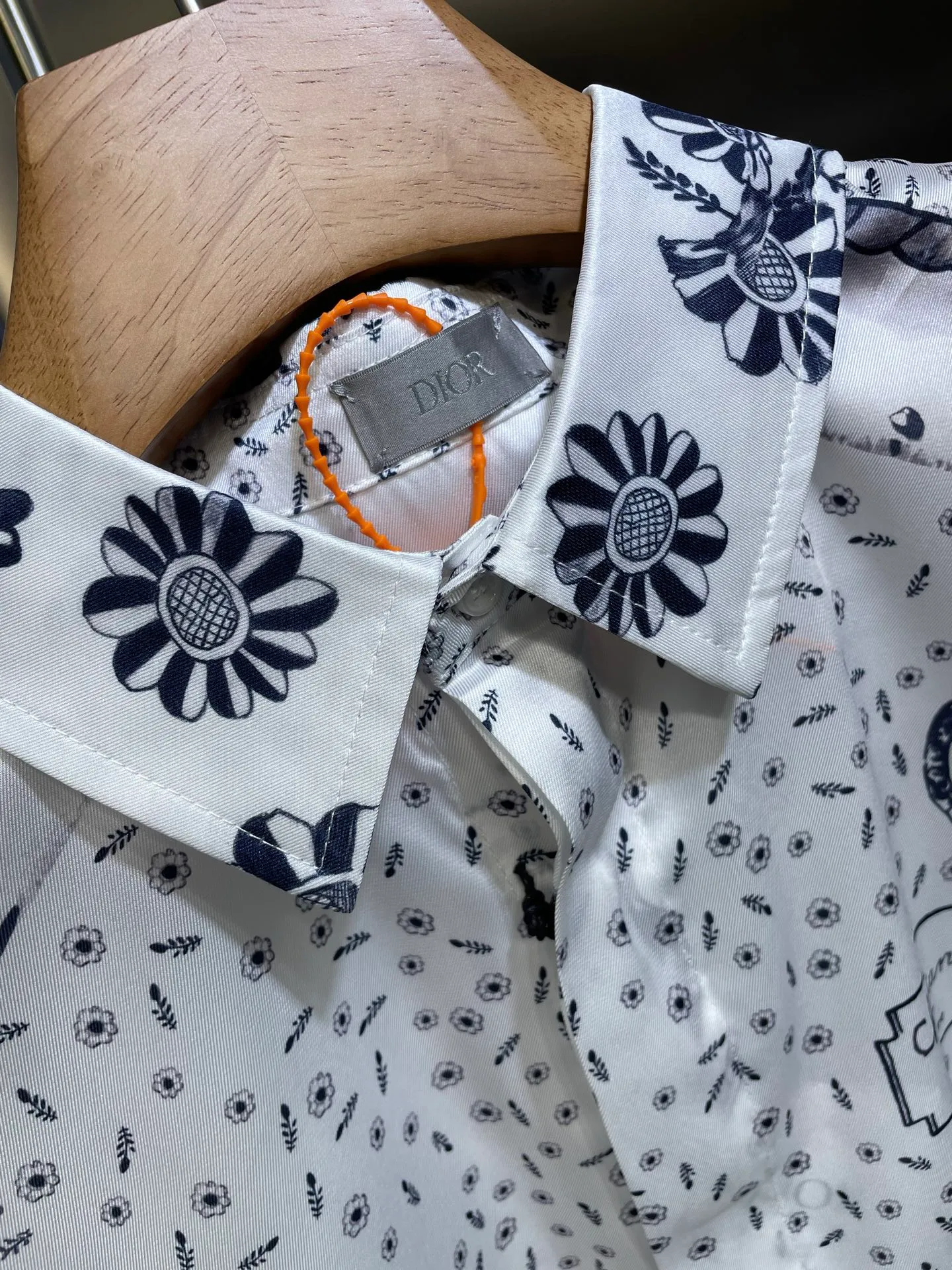 🅿️480 25ss new shirt comes from the and hylton nel joint series, showing an interpretation of the artist's work. Crafted from white mulberry silk twill fabric, it features an oversized fit and a hidden button closure. The style is full of fashion and can be paired with items from this limited series. Number of yards: 39.40.41.42.
