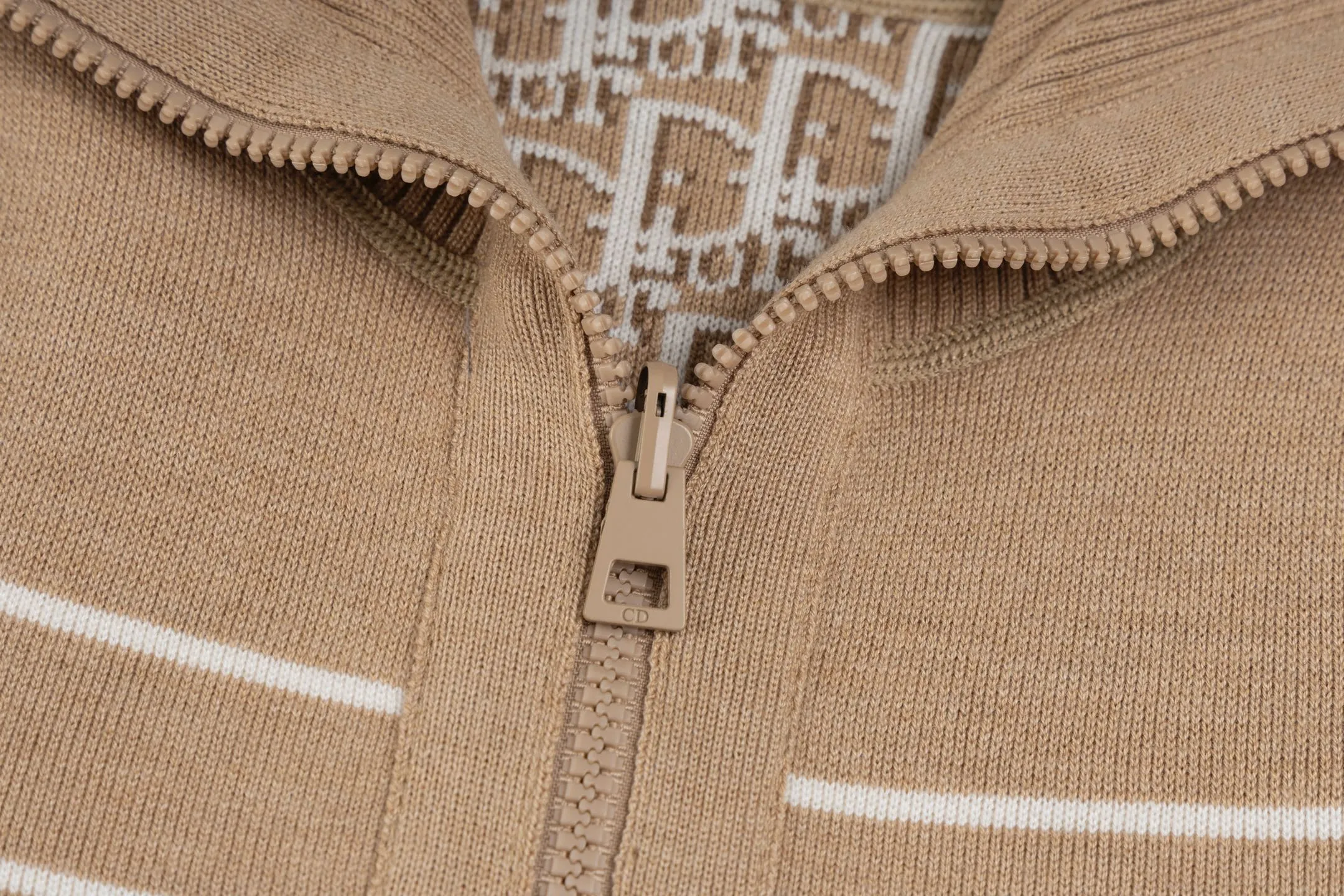 🅿️530 CD 25FW presbyopic double-sided military collar zipper knitted jacket (khaki). The original purchase was 32,000 and developed. The fabric is carefully made of high-quality cashmere blended knitted fabric. This DIOR cardigan reinterprets the brand's classic logo in an innovative way. The double-sided design brings two wearing styles: one side is simple and pure gray, and the other side shows the iconic Oblique print pattern. The short slim fit and front zipper closure make it easy to wear on a daily basis. The details are ribbed on the collar, cuffs and hem to ensure comfort and maintain the silhouette. The medium-thick knit gives the garment just the right amount of warmth and drape. The lining-free design maintains the overall lightness. Professional dry cleaning is recommended. This cardigan can be layered with Oblique printed items from the same series to easily create a layered and exquisite look, perfectly demonstrating DIOR's ultimate pursuit of materials and craftsmanship. Size:S/M/L