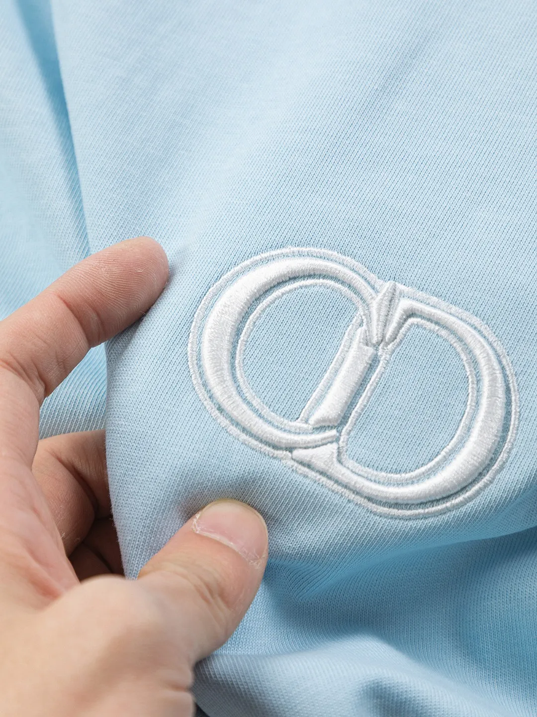 🅿️190 Dior Dior micro wide version CD micro wide version S-XL 26ss new product counter timeless classic CD letter embroidery🪡logo pattern As the leader in the luxury world, the D family is well-deserved. The first thing that catches the eye is the loose and comfortable black and white solid color version of the piece we are going to talk about today. The ribbed round collar has become the best modification of its version, and the D family has the upper body LOGO listed on the front, and the unique embroidery design of the letter logo patch highlights the texture! The most traditional modification method combined with the simplest color scale contrast forms the strongest and direct contrast, and this is often the most concise and clear minimalist modification method~~A nostalgic classic atmosphere also spreads in this work inadvertently! ! Featuring a distinctive 47 logo patch embroidery on the front, a unique tribute to Dior's historic year! Coupled with the blessing of 320 grams of cotton material, both the upper body comfort and the existence are unparalleled. It can be said to be a must-have companion in summer. The excellent breathability and comfortable wearing feeling are unparalleled~ Recommended! ! Color: Black White Blue Size: S-XL Size chart: S: Shoulder width 55-Bust 56-Length 71.5 M: Shoulder width 56.5-Bust 58-Length 73 L: Shoulder width 58-Bust 60-Length 74.5 XL: Shoulder width 59.5-Bust 62-Length 76