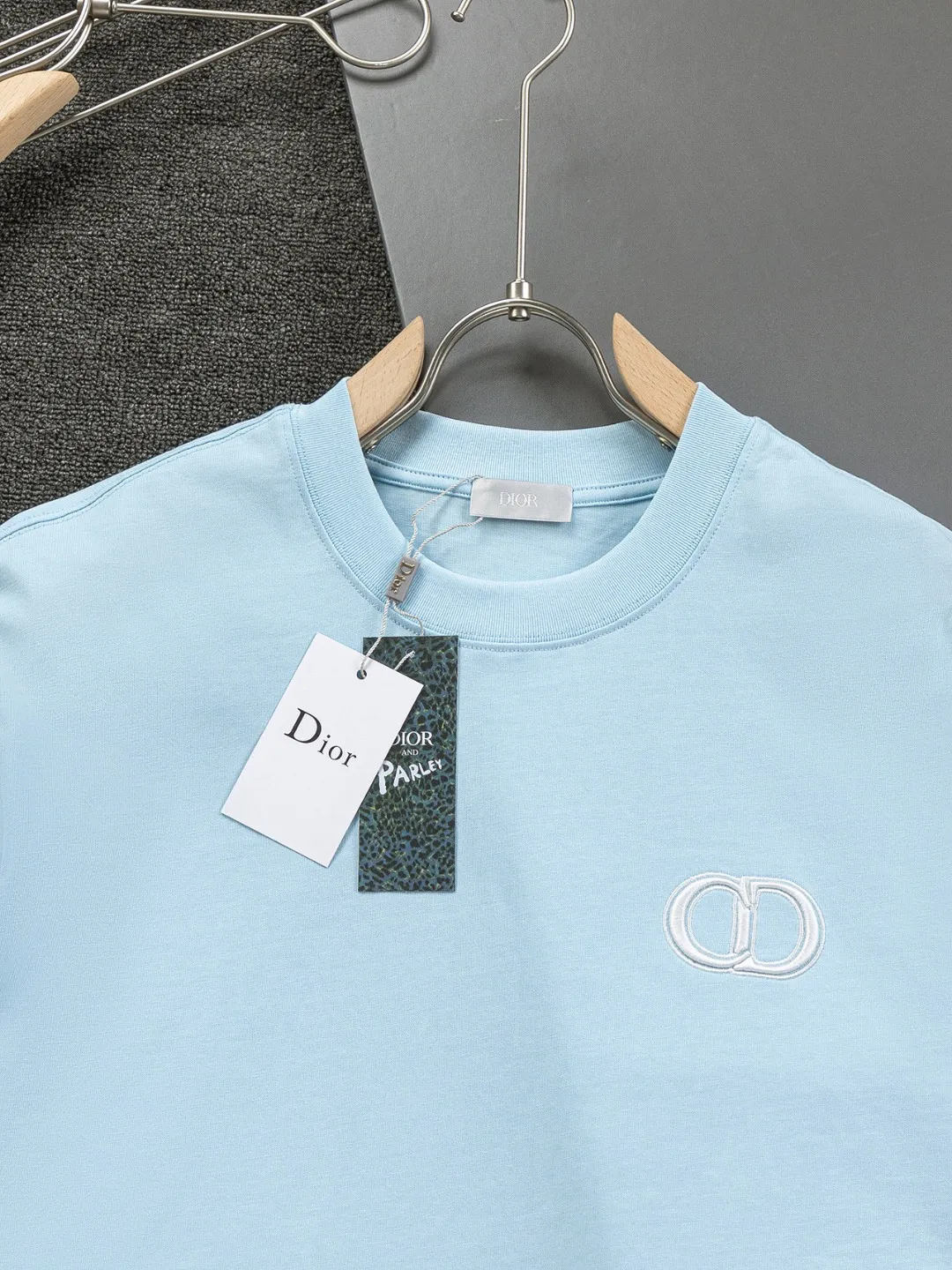 🅿️190 Dior Dior micro wide version CD micro wide version S-XL 26ss new product counter timeless classic CD letter embroidery🪡logo pattern As the leader in the luxury world, the D family is well-deserved. The first thing that catches the eye is the loose and comfortable black and white solid color version of the piece we are going to talk about today. The ribbed round collar has become the best modification of its version, and the D family has the upper body LOGO listed on the front, and the unique embroidery design of the letter logo patch highlights the texture! The most traditional modification method combined with the simplest color scale contrast forms the strongest and direct contrast, and this is often the most concise and clear minimalist modification method~~A nostalgic classic atmosphere also spreads in this work inadvertently! ! Featuring a distinctive 47 logo patch embroidery on the front, a unique tribute to Dior's historic year! Coupled with the blessing of 320 grams of cotton material, both the upper body comfort and the existence are unparalleled. It can be said to be a must-have companion in summer. The excellent breathability and comfortable wearing feeling are unparalleled~ Recommended! ! Color: Black White Blue Size: S-XL Size chart: S: Shoulder width 55-Bust 56-Length 71.5 M: Shoulder width 56.5-Bust 58-Length 73 L: Shoulder width 58-Bust 60-Length 74.5 XL: Shoulder width 59.5-Bust 62-Length 76