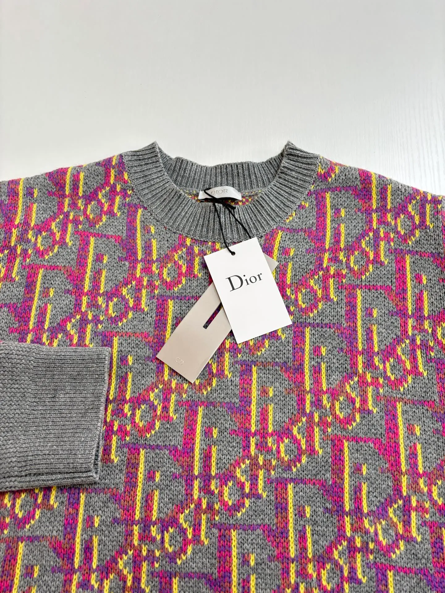 🅿️460 Dio*/Dior 25FW new all-over printed jacquard crew neck sweater The yarn is purchased from ZP at 11,087. The yarn is dyed gray, pink, and yellow yarn, 70% wool and 30% acrylic 16/1 sheep wool three yarns are twisted into strands. The imported 7-needle jacquard craft yarn is clear and textured, with obvious wool fiber on the surface. Special hemless design, perfect for the macaron color upper body, all-over jacquard Size: S/M/L