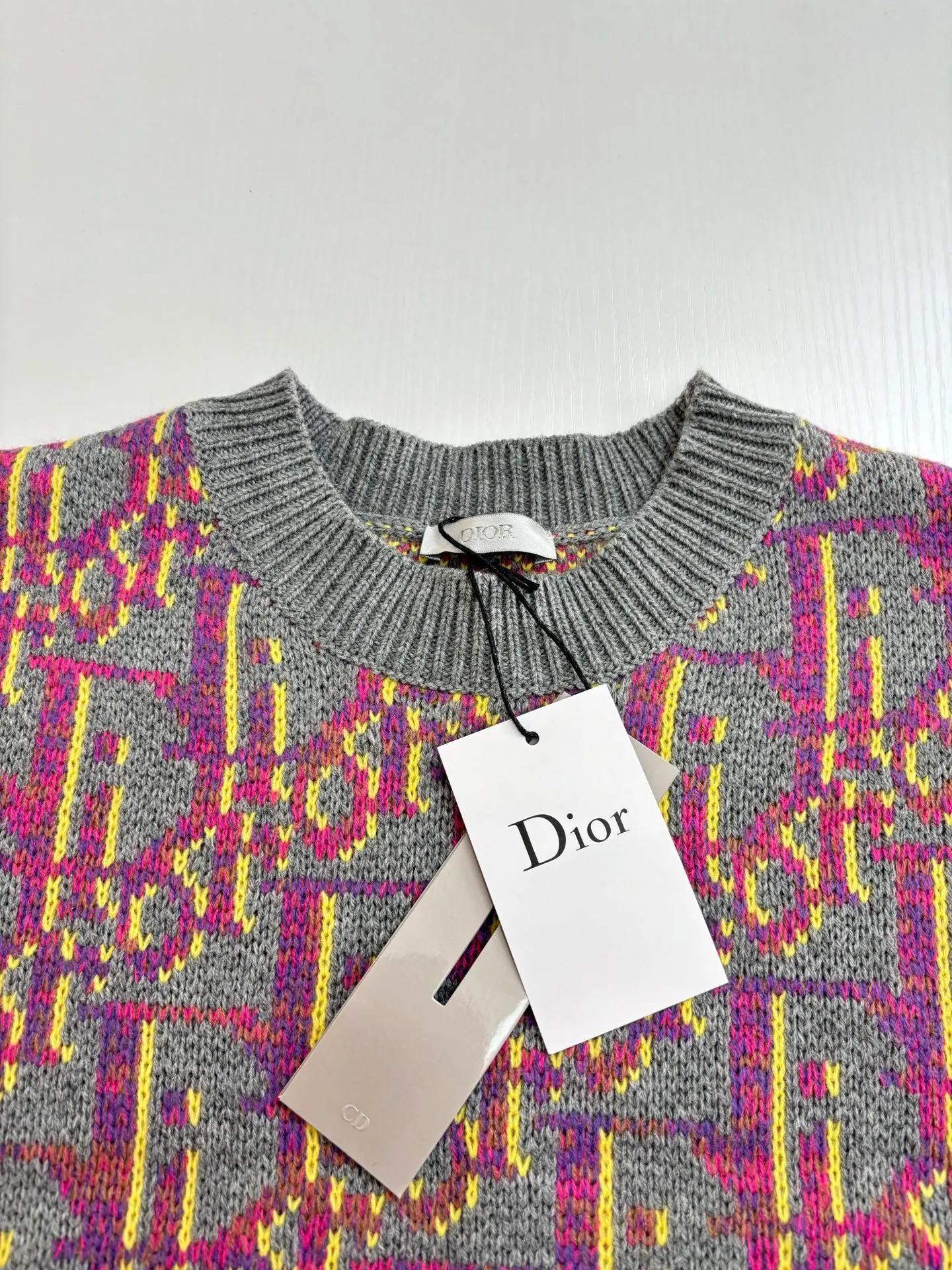 🅿️460 Dio*/Dior 25FW new all-over printed jacquard crew neck sweater The yarn is purchased from ZP at 11,087. The yarn is dyed gray, pink, and yellow yarn, 70% wool and 30% acrylic 16/1 sheep wool three yarns are twisted into strands. The imported 7-needle jacquard craft yarn is clear and textured, with obvious wool fiber on the surface. Special hemless design, perfect for the macaron color upper body, all-over jacquard Size: S/M/L