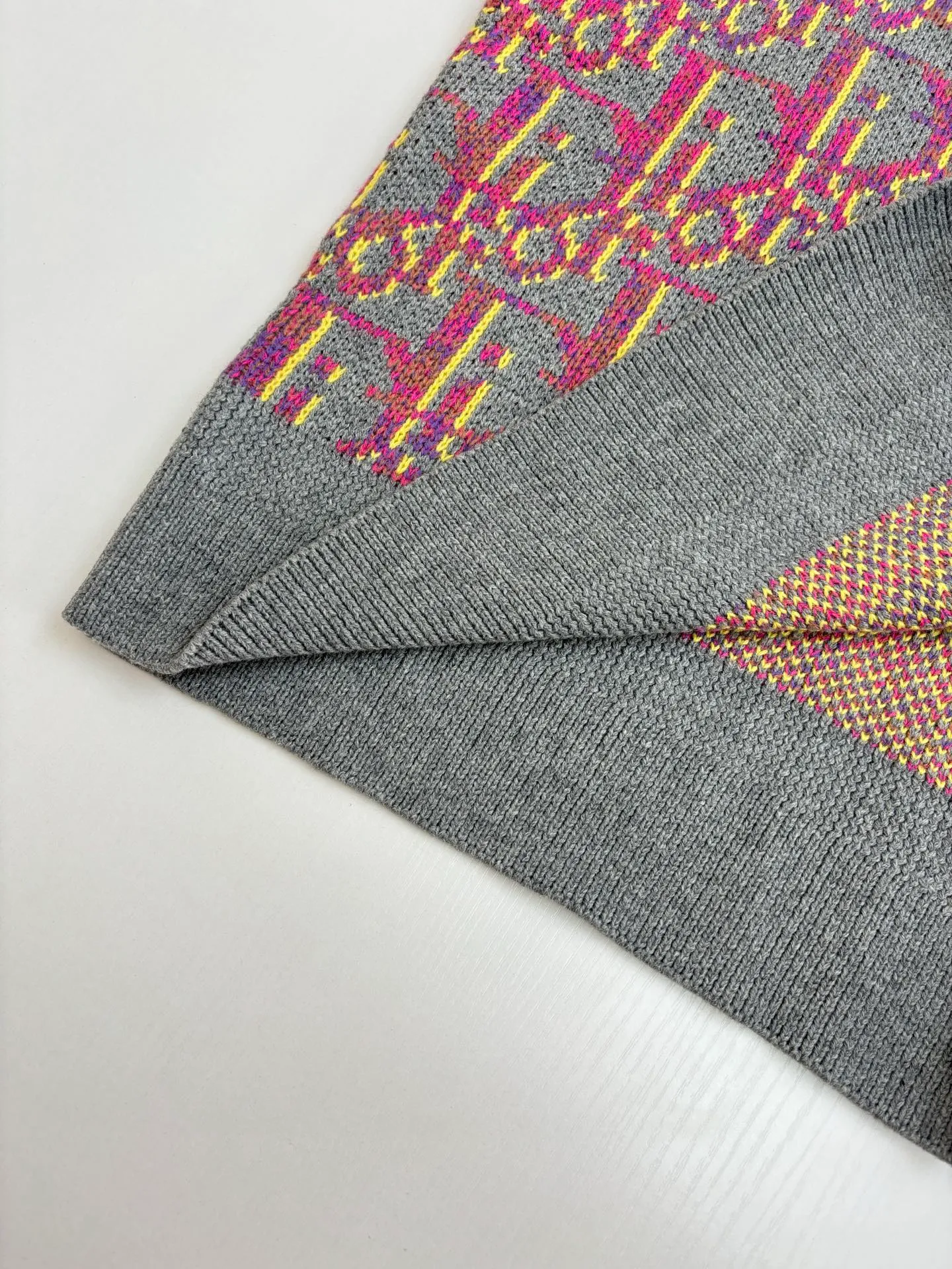 🅿️460 Dio*/Dior 25FW new all-over printed jacquard crew neck sweater The yarn is purchased from ZP at 11,087. The yarn is dyed gray, pink, and yellow yarn, 70% wool and 30% acrylic 16/1 sheep wool three yarns are twisted into strands. The imported 7-needle jacquard craft yarn is clear and textured, with obvious wool fiber on the surface. Special hemless design, perfect for the macaron color upper body, all-over jacquard Size: S/M/L