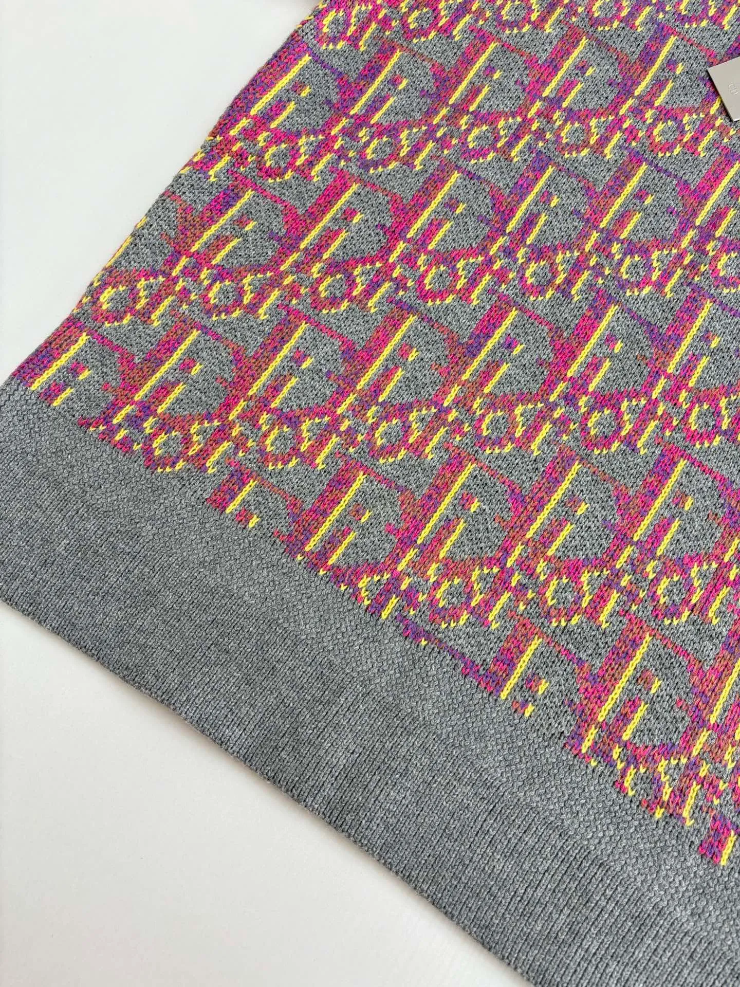 🅿️460 Dio*/Dior 25FW new all-over printed jacquard crew neck sweater The yarn is purchased from ZP at 11,087. The yarn is dyed gray, pink, and yellow yarn, 70% wool and 30% acrylic 16/1 sheep wool three yarns are twisted into strands. The imported 7-needle jacquard craft yarn is clear and textured, with obvious wool fiber on the surface. Special hemless design, perfect for the macaron color upper body, all-over jacquard Size: S/M/L