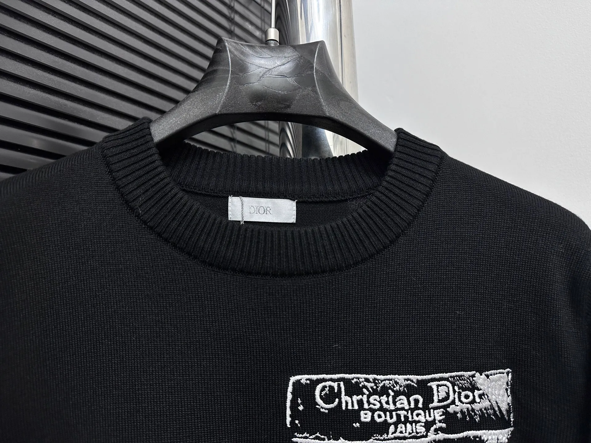 🅿️330 [Dior] Dior 25ss Archives Logo Embroidered Round Neck Knitted Sweater The Archives Labels logo is reinterpreted with an embroidered version of the brand label. Made of white wool jersey with ribbed crew neck, cuffs and hem. It is characterized by timeless charm and is perfect for adding a touch of elegance to spring looks. Archives Labels embroidered at chest. Ribbed crew neck, cuffs, and hem. Size: S M L