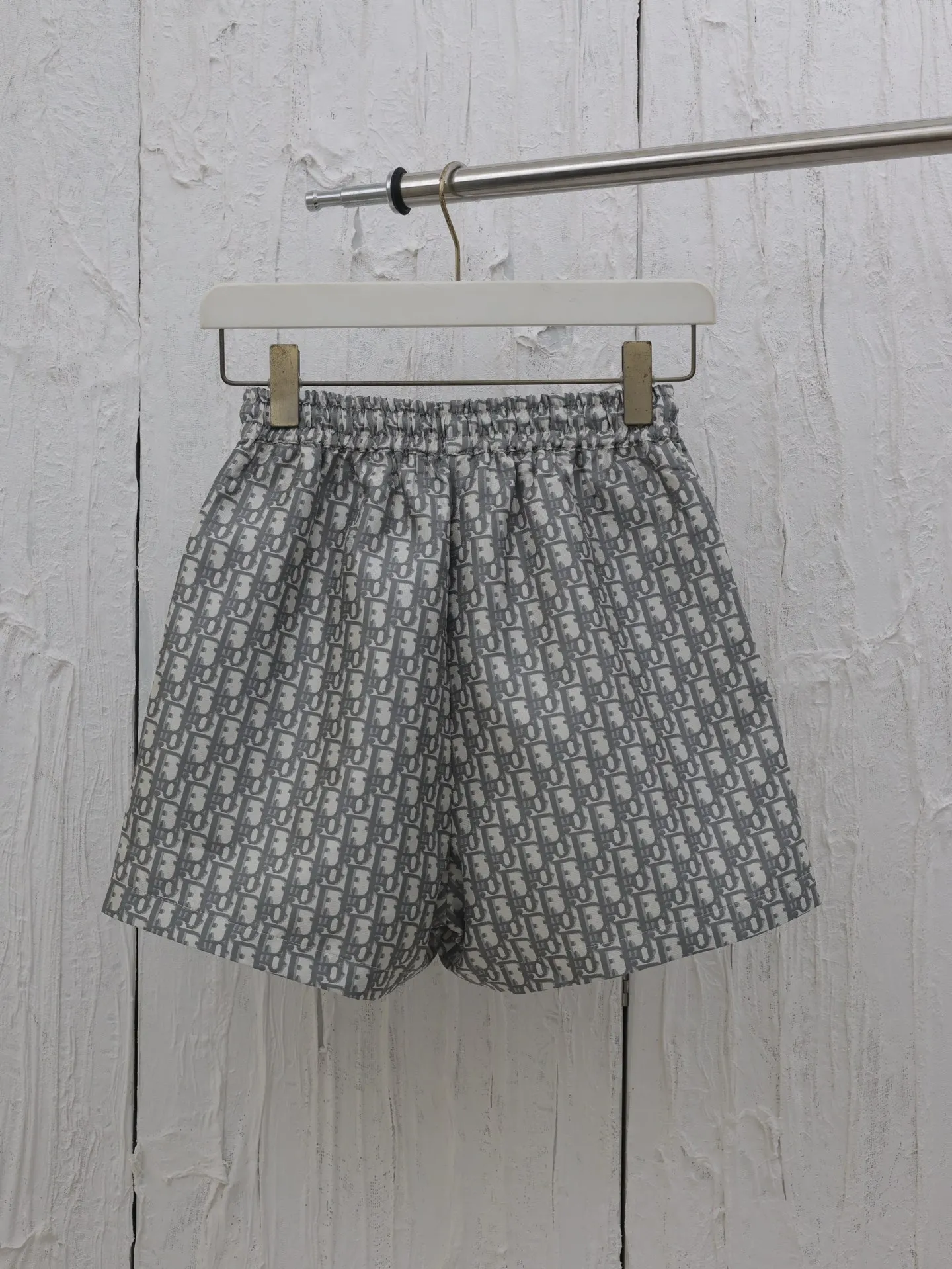 🅿️336 Dio*/Dior 25 new taffeta jacquard shorts are carefully made of taffeta technical jacquard fabric. They are equipped with a waist drawstring and side zipper pockets, which are unique. Decorated with gold oblique print. It refers back to the classic pattern launched by the brand in 1967. It can be matched with the skirt or top of the series to create a haute couture style. Size: S/M/L