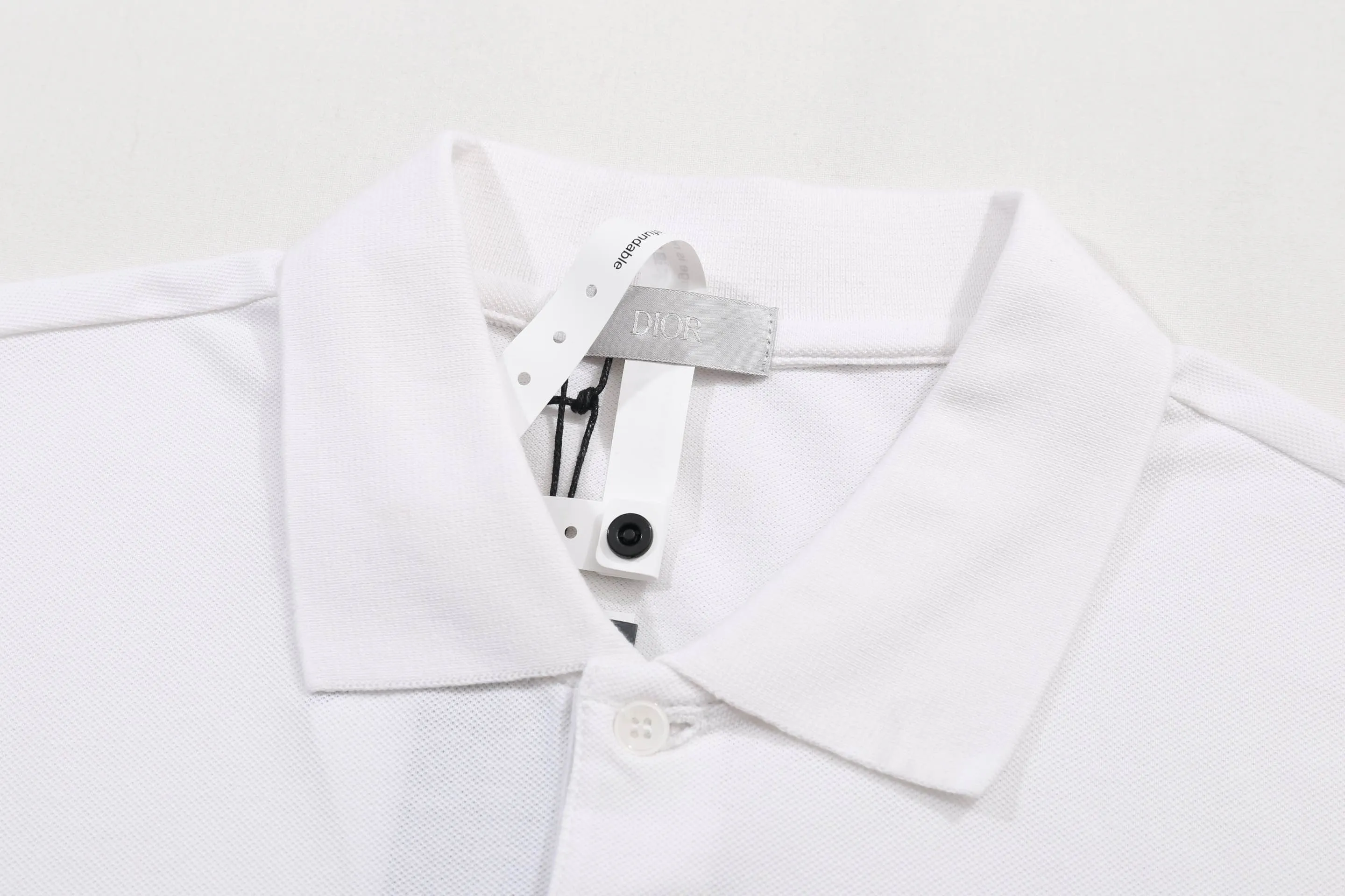 🅿️210 High-quality new DIOR 25SS kitten embroidered Polo shirt The fabric is made of 26 count big-eye double-piqué fabrics. The left side weighs 240 grams. The fabric is made of 95 cotton and 5% fiber. The garment effect is very three-dimensional and breathable. The threads are made of customized pure cotton flat machine threads. High-density 1*1 weave. Long-wearing and long-wearing. Accessories. Buttons are made of natural shell female buttons. The brand's iconic LOGO [Dior] is engraved on the button surface. The embroidery is made using flat embroidery technology. The original custom-dyed matte light is different from the market currency. The number of embroidery needles is 3200. Size: XS-L