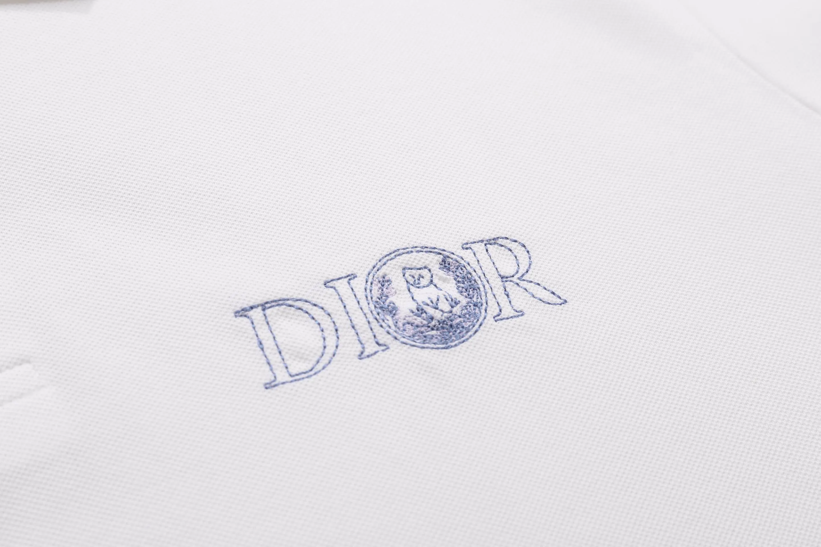 🅿️210 High-quality new DIOR 25SS kitten embroidered Polo shirt The fabric is made of 26 count big-eye double-piqué fabrics. The left side weighs 240 grams. The fabric is made of 95 cotton and 5% fiber. The garment effect is very three-dimensional and breathable. The threads are made of customized pure cotton flat machine threads. High-density 1*1 weave. Long-wearing and long-wearing. Accessories. Buttons are made of natural shell female buttons. The brand's iconic LOGO [Dior] is engraved on the button surface. The embroidery is made using flat embroidery technology. The original custom-dyed matte light is different from the market currency. The number of embroidery needles is 3200. Size: XS-L