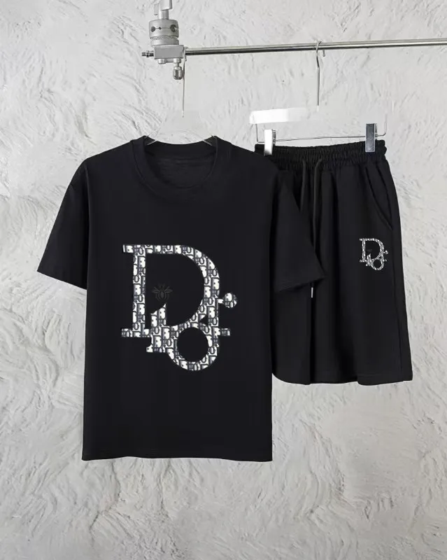 🅿️300 Dior Exclusively supplies the new trendy men’s fashionable round neck short-sleeved shorts suit, trendy and fashionable casual short-sleeved suit! It has high breathability and comfort, impeccable details, and brand element design concept, reflecting high quality. It presents a casual cut and the upper body shape is great! Material: 260g double yarn pure cotton short sleeves + 360g pure cotton terry shorts Size: S-XXL 🔥 (please state your height and weight when placing an order)