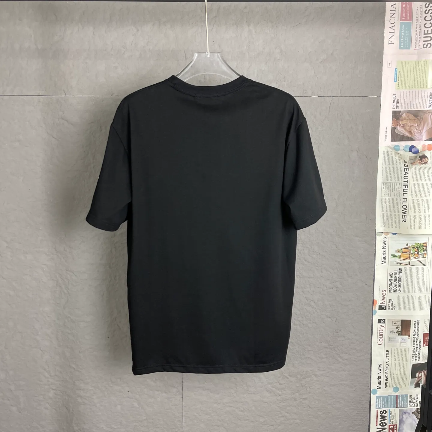 🅿️170 /C09 Dior 25ss 300 grams early spring new style letter logo printed short-sleeved light luxury. A must-have item for men and women for daily commuting. The correct version is welcome to compare. Detailed features: 100% pure cotton double yarn jersey fabric. Special thickened 32 pieces of double-strand 1x1 thread in the same cylinder. Three-dimensional film foam tape hot stamping. Double needle stitching and cross-stitch technology. ·Original main mark, washed tag brand moisture-proof paper packaging Color: black white cement gray Size: S-XL