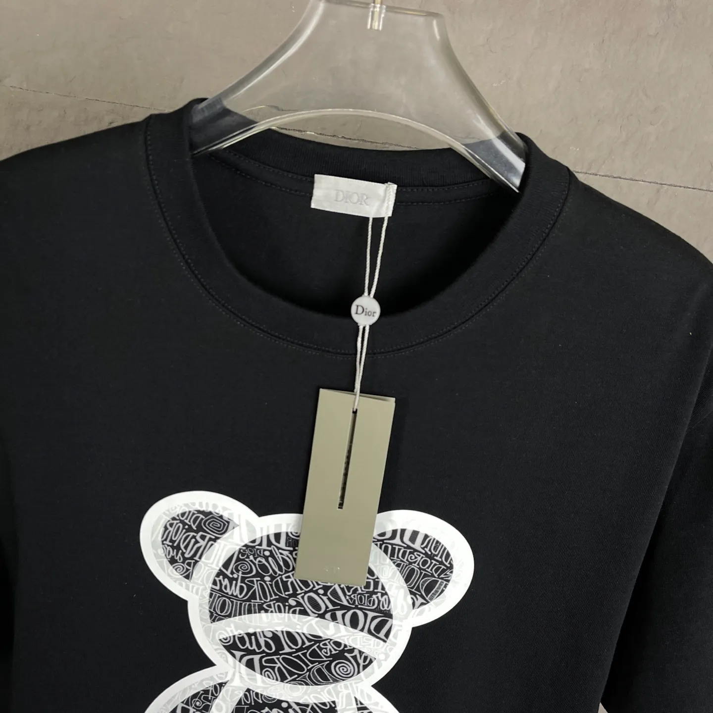 🅿️170 /C09 Dior 25ss 300 grams early spring new style letter logo printed short-sleeved light luxury. A must-have item for men and women for daily commuting. The correct version is welcome to compare. Detailed features: 100% pure cotton double yarn jersey fabric. Special thickened 32 pieces of double-strand 1x1 thread in the same cylinder. Three-dimensional film foam tape hot stamping. Double needle stitching and cross-stitch technology. ·Original main mark, washed tag brand moisture-proof paper packaging Color: black white cement gray Size: S-XL