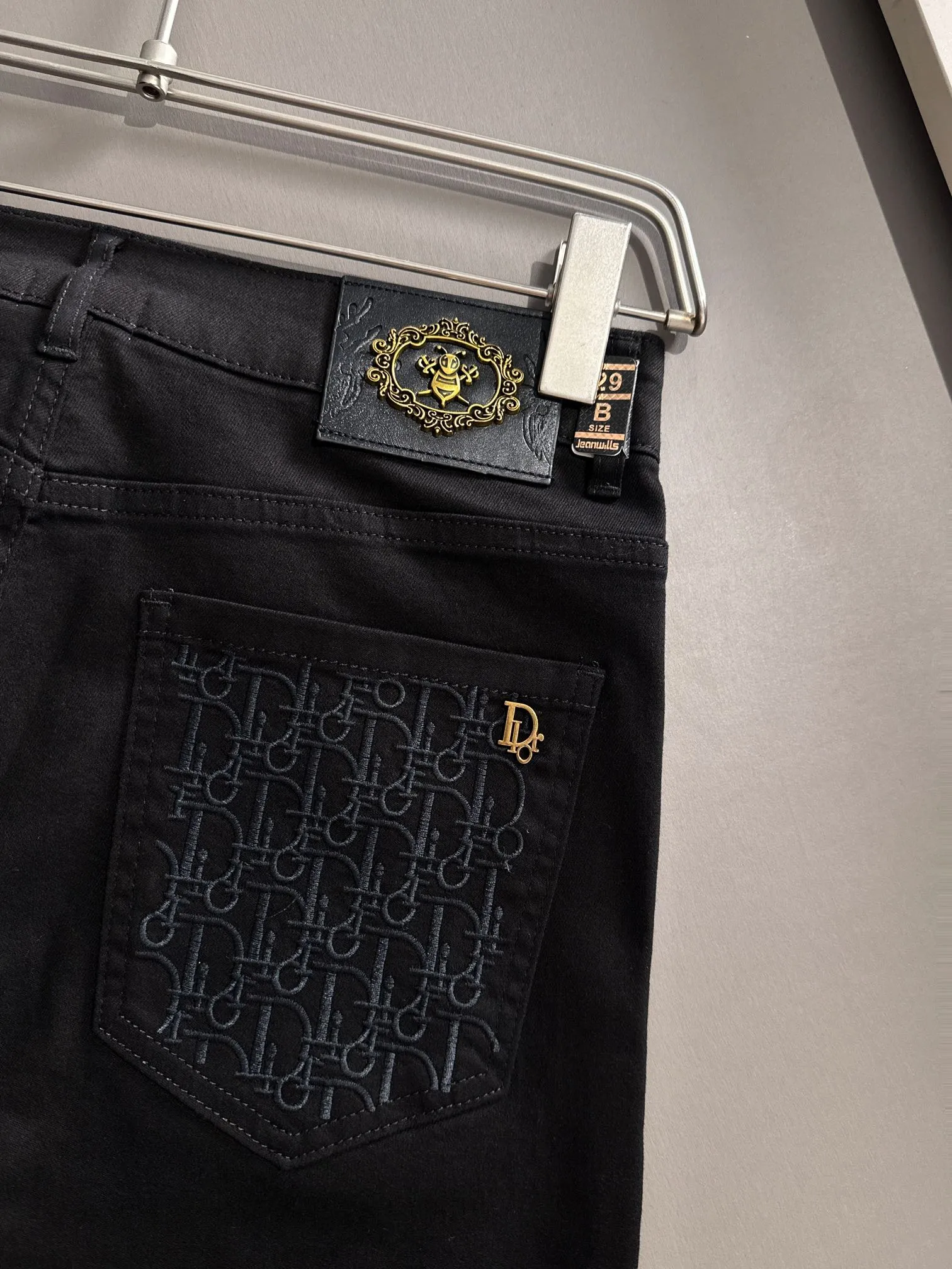 🅿️360 Dior's new 2025 summer embroidered pocket slim-fit jeans trousers are produced using imported Japanese Denim plain cotton denim fabrics, complete with three labels, simple yet elegant, soft, delicate and comfortable, and versatile and fashionable on the upper body! Light luxury, a must-have item for daily commuting! Color: Black White Size: 28-40 (please state your height and weight when placing an order)