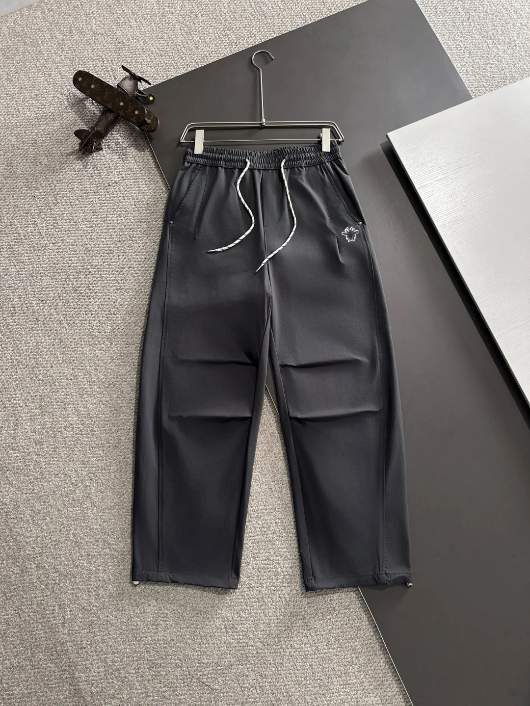 🅿️390 next day shipping DIOR 2025 spring and summer new elastic band casual pants, thin counter custom fabrics, high breathability and comfort, impeccable details, brand element design concept, reflecting high quality. It feels delicate and soft! It presents a casual cut and the upper body shape is great! Size: M-4XL