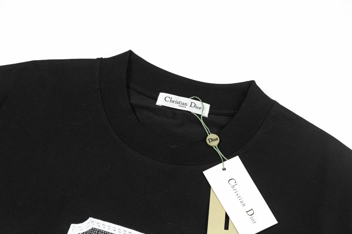 🅿️190 Dior DIOR's new classic embroidered short-sleeved T-shirt, high quality 🔥nylon pure cotton wash hand feel, logo letters embroidered on the front, specially customized ribbing. The fabric is comfortable and soft, restoring the trend brought by special craftsmanship, custom dyed, complete with three standards. Non-market ordinary version. Compare at will. Quality is absolutely guaranteed. Same style for men and women. Color: Black White Size: S M L XL [Style No. D901]