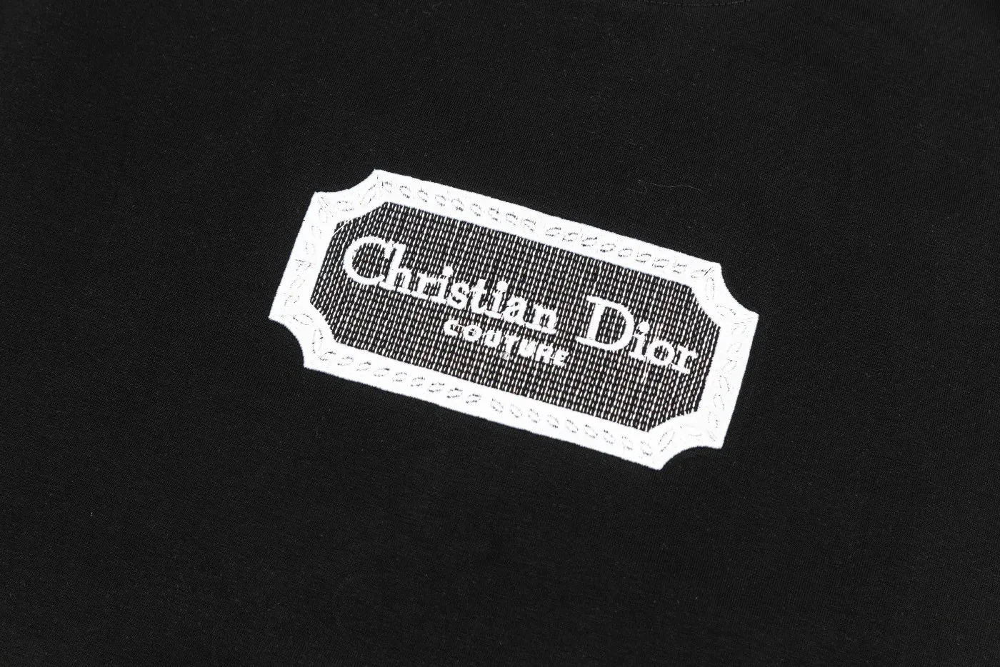 🅿️190 Dior DIOR's new classic embroidered short-sleeved T-shirt, high quality 🔥nylon pure cotton wash hand feel, logo letters embroidered on the front, specially customized ribbing. The fabric is comfortable and soft, restoring the trend brought by special craftsmanship, custom dyed, complete with three standards. Non-market ordinary version. Compare at will. Quality is absolutely guaranteed. Same style for men and women. Color: Black White Size: S M L XL [Style No. D901]
