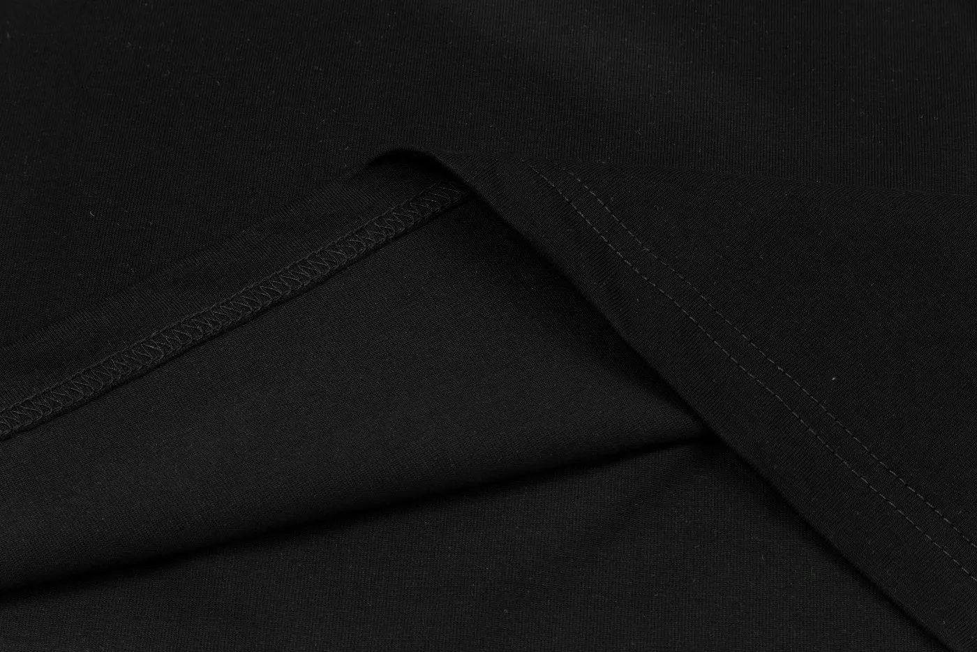 🅿️190 Dior DIOR's new classic embroidered short-sleeved T-shirt, high quality 🔥nylon pure cotton wash hand feel, logo letters embroidered on the front, specially customized ribbing. The fabric is comfortable and soft, restoring the trend brought by special craftsmanship, custom dyed, complete with three standards. Non-market ordinary version. Compare at will. Quality is absolutely guaranteed. Same style for men and women. Color: Black White Size: S M L XL [Style No. D901]