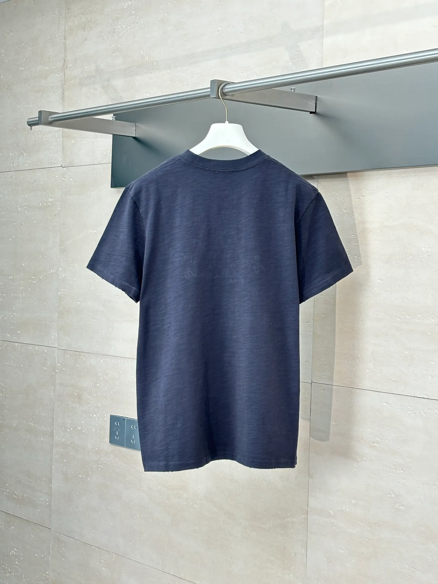 🅿️280 Dio*/Dior 25 spring and summer new short-sleeved T-shirt with letter embroidery logo. Customized 32 pieces of 280g combed fabric, original craft thread. Designed with letter logo embroidery technology, simple and elegant, easy and versatile, classic silhouette with ribbed round collar. Collar, sleeves and hem are embellished with burnt flower effect to enhance style. Casual tailoring, can be paired with bottoms of the same season to create a fashionable look. Size: S/M/L/XL