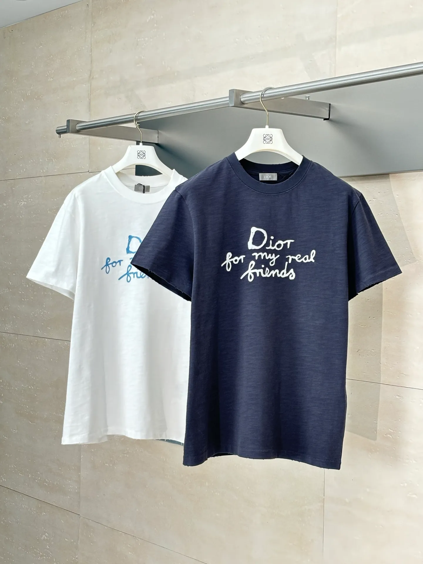 🅿️280 Dio*/Dior 25 spring and summer new short-sleeved T-shirt with letter embroidery logo. Customized 32 pieces of 280g combed fabric, original craft thread. Designed with letter logo embroidery technology, simple and elegant, easy and versatile, classic silhouette with ribbed round collar. Collar, sleeves and hem are embellished with burnt flower effect to enhance style. Casual tailoring, can be paired with bottoms of the same season to create a fashionable look. Size: S/M/L/XL