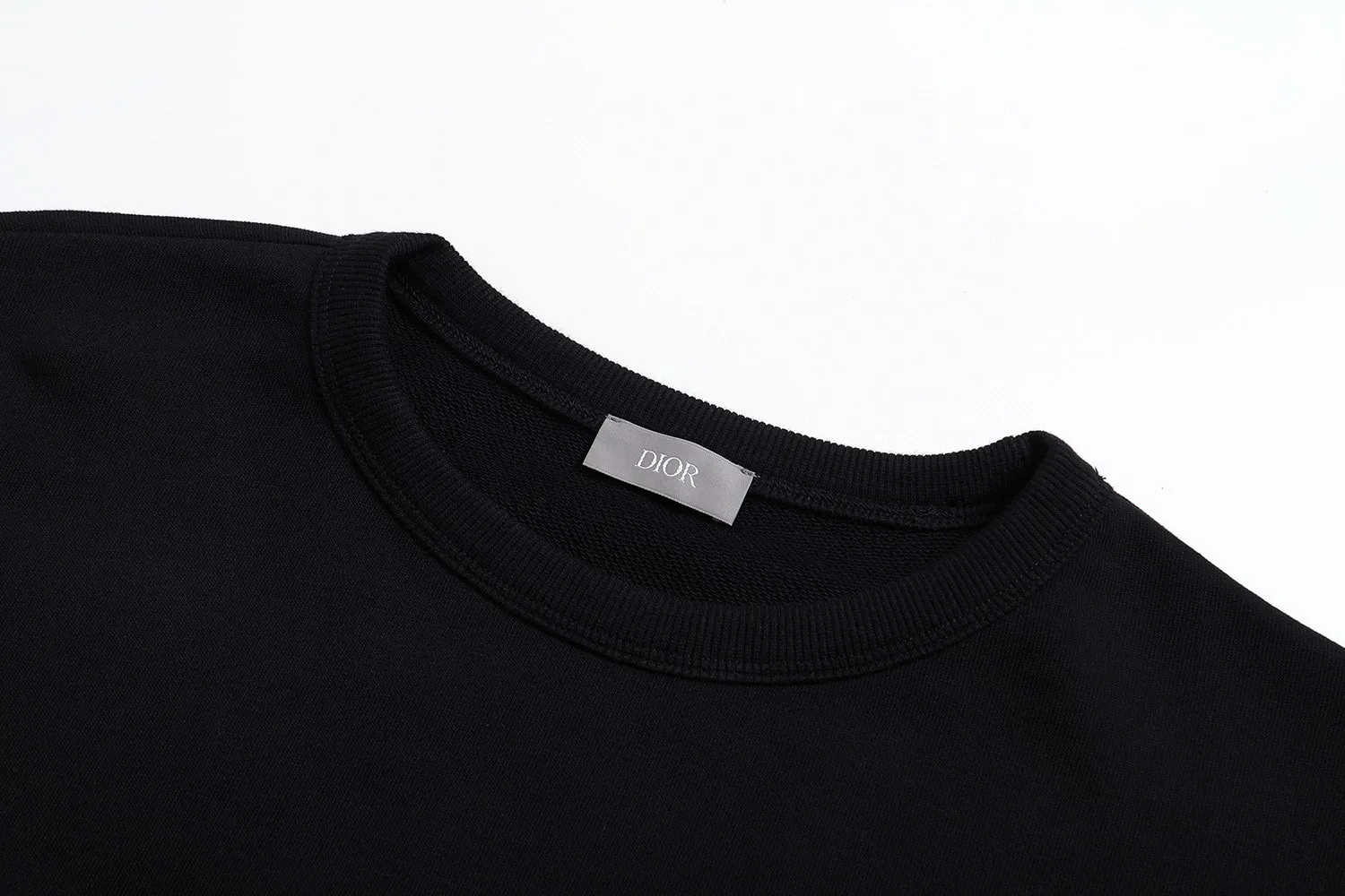 🅿️360 [Exclusive supply] CD small letter slogan printed round neck sweatshirt (black) The original version was purchased for 6,700 and developed. The fabric is made of 380g combed cotton double-ply terry sweatshirt material. This Montaigne is a new product in the 2025 winter series, highlighting the Dior heritage. Crafted from lightweight black cotton fleece, it features the Dior Montaigne print on the chest. Relaxed cut, can be worn with it to create a sophisticated casual look. Cotton fleece fabric is a knitted fabric made of 100% cotton. Through processes such as brushing and raising, a short layer of fluff is formed on the surface of the fabric. The advantages of this kind of fabric are that it has a soft texture, good breathability, good hygroscopicity, and no static electricity. It also has a certain degree of elasticity and can well maintain the shape of the clothing. In addition, cotton fleece terry fabric also has good thermal insulation properties, which can effectively lock in temperature and keep you warm. Size:S/M/L/XL