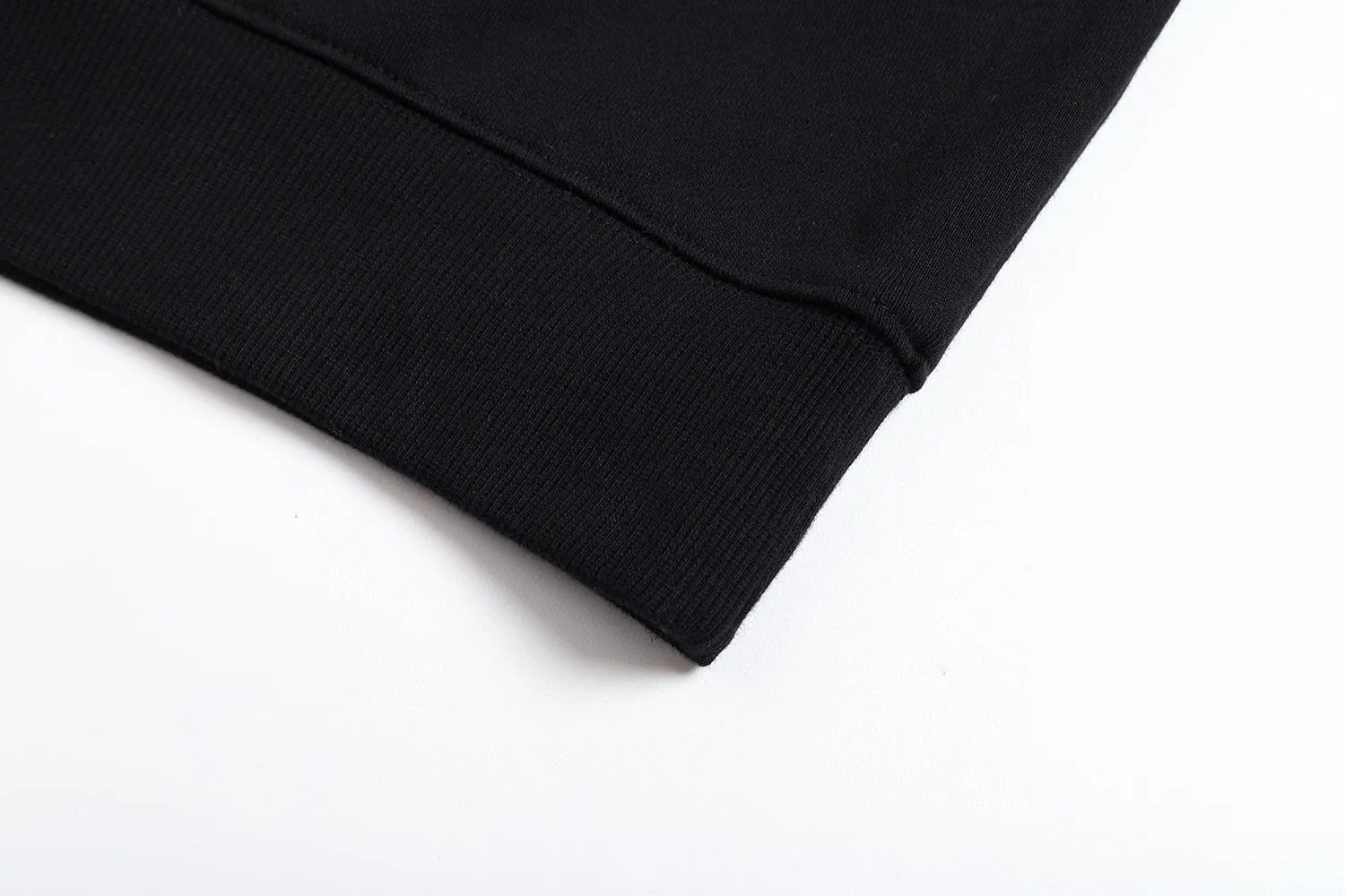 🅿️360 [Exclusive supply] CD small letter slogan printed round neck sweatshirt (black) The original version was purchased for 6,700 and developed. The fabric is made of 380g combed cotton double-ply terry sweatshirt material. This Montaigne is a new product in the 2025 winter series, highlighting the Dior heritage. Crafted from lightweight black cotton fleece, it features the Dior Montaigne print on the chest. Relaxed cut, can be worn with it to create a sophisticated casual look. Cotton fleece fabric is a knitted fabric made of 100% cotton. Through processes such as brushing and raising, a short layer of fluff is formed on the surface of the fabric. The advantages of this kind of fabric are that it has a soft texture, good breathability, good hygroscopicity, and no static electricity. It also has a certain degree of elasticity and can well maintain the shape of the clothing. In addition, cotton fleece terry fabric also has good thermal insulation properties, which can effectively lock in temperature and keep you warm. Size:S/M/L/XL