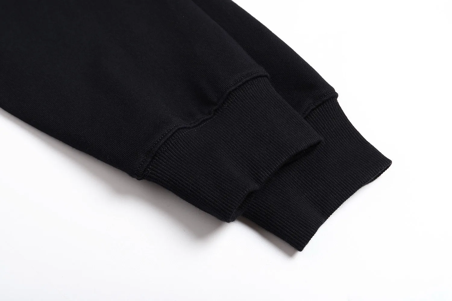 🅿️360 [Exclusive supply] CD small letter slogan printed round neck sweatshirt (black) The original version was purchased for 6,700 and developed. The fabric is made of 380g combed cotton double-ply terry sweatshirt material. This Montaigne is a new product in the 2025 winter series, highlighting the Dior heritage. Crafted from lightweight black cotton fleece, it features the Dior Montaigne print on the chest. Relaxed cut, can be worn with it to create a sophisticated casual look. Cotton fleece fabric is a knitted fabric made of 100% cotton. Through processes such as brushing and raising, a short layer of fluff is formed on the surface of the fabric. The advantages of this kind of fabric are that it has a soft texture, good breathability, good hygroscopicity, and no static electricity. It also has a certain degree of elasticity and can well maintain the shape of the clothing. In addition, cotton fleece terry fabric also has good thermal insulation properties, which can effectively lock in temperature and keep you warm. Size:S/M/L/XL
