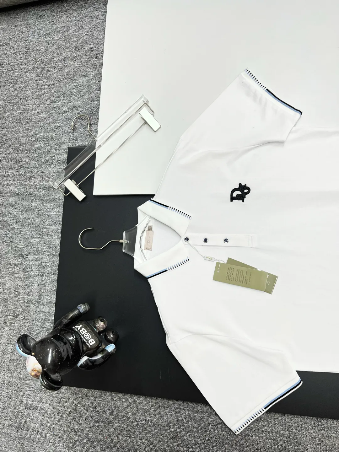 🅿️220 DIOR Dior embroidered new zipper Polo shirt. Original fabric. Official same style. Made of 210 grams of mercerized pique cotton, customized in the same vat dyeing fabric. It feels very comfortable and smooth. The version is quite wide and stylish. Produced by a first-line brand OEM factory. Imported Behringer embroidery machine. The embroidery is full and textured. The collar rib is woven with imported yarn. It will not deform after long-term wear. The latest style for spring and summer. Fashionable and individual. Super versatile and good-looking. It is very suitable for both men and women. It is a must-have item. Color: black, white, red. Size: M-XXXL