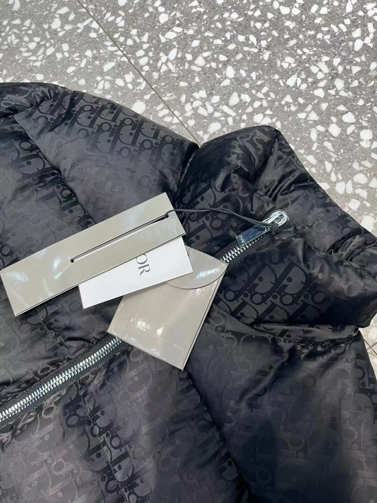🅿️The 780 popular model uses high-quality fabrics to show dazzling and always maintains a high-end and gorgeous design line. It has fine workmanship and symbolizes the highest spirit of French fashion culture. 🔥Counter version⚠️The highest version on the market, super good quality. Original hardware customization, jacquard craft fabric, goose down filling. Color: black, navy blue, sky blue, gray, silver gray, code number: 44 46 48 50 52