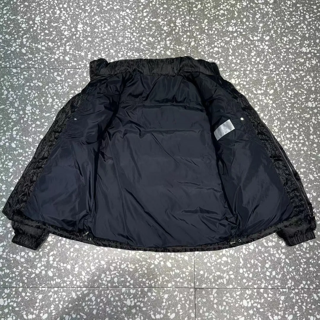 🅿️The 780 popular model uses high-quality fabrics to show dazzling and always maintains a high-end and gorgeous design line. It has fine workmanship and symbolizes the highest spirit of French fashion culture. 🔥Counter version⚠️The highest version on the market, super good quality. Original hardware customization, jacquard craft fabric, goose down filling. Color: black, navy blue, sky blue, gray, silver gray, code number: 44 46 48 50 52