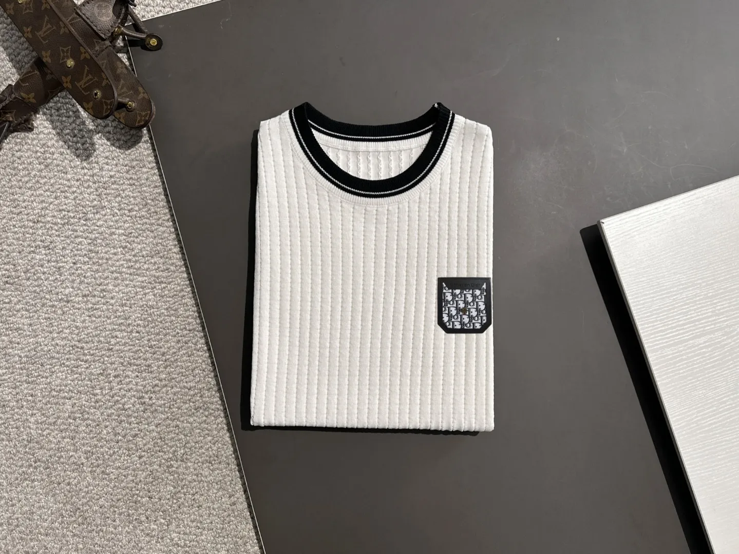 🅿️330 shipped next day. High quality Dior 2025 spring and summer new men's round neck short-sleeved T-shirt. Made of combed cotton yarn knitted cotton fabric. Pure cotton high-weight special yarn. It feels heavy when weighed. The upper body is also more textured than ordinary T-shirts. This texture can cope with the weather easily and is suitable for both hot and cold! The pattern on the chest adopts three-dimensional embroidery technology, and is perfectly produced stitch by stitch with reference to the original version! Loose fit design, looks noble. Size: M to XXXL