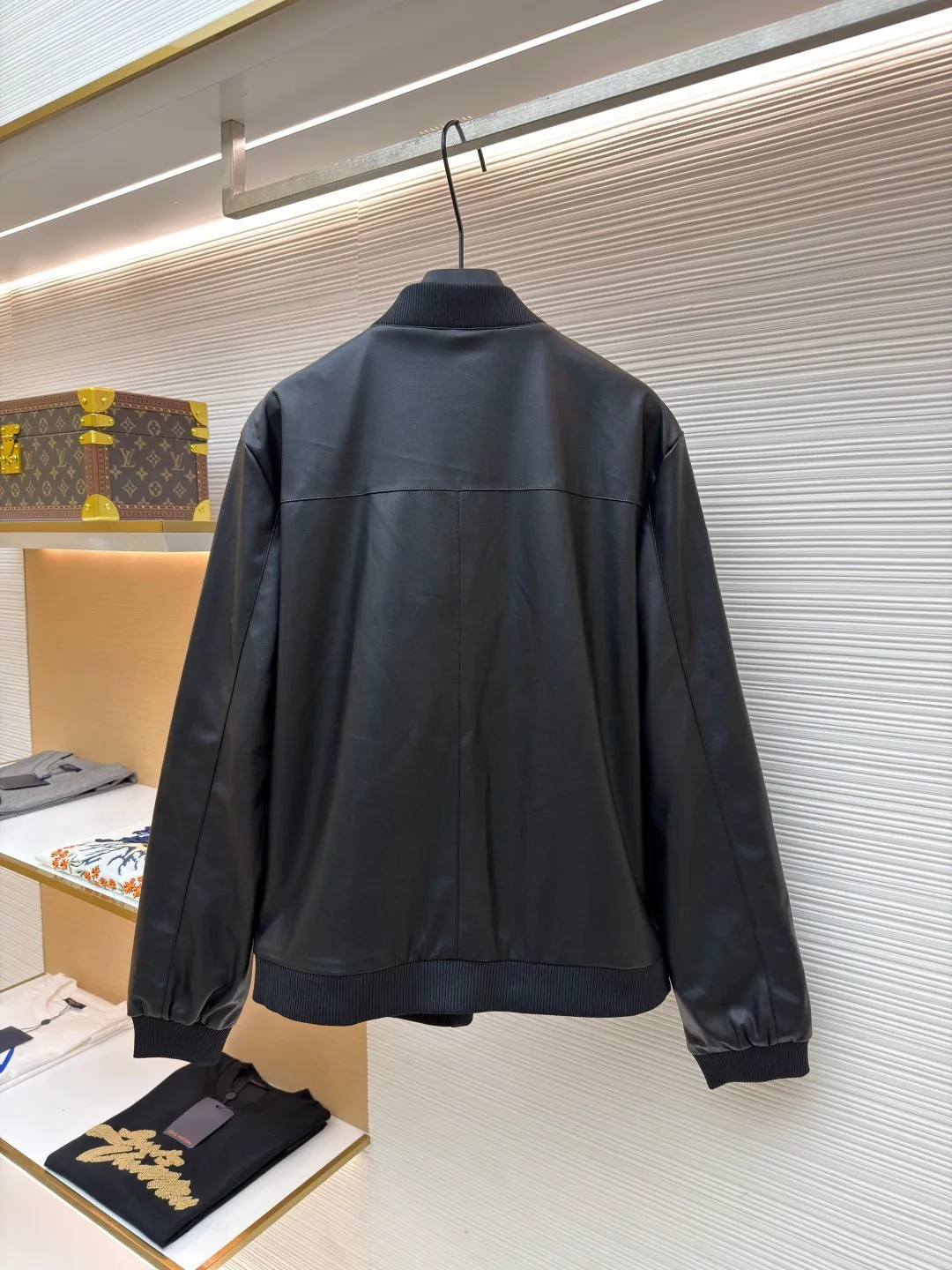 Prada reversible leather plain jacket ●Item number: 1681168-C65 ●Fabric: Leather lambskin fabric ●Technology: Ergonomic three-dimensional cutting ●Color: black ●Version: Fitted version ●Weight: about 970 grams ●Size: 46-48-50-52 ●Description: Customized Leather lambskin and rhyme-hole silky plain fabric, natural texture, natural luster, comfortable and close to the skin Double-sided charm, one garment for multiple enjoyments. On one side, the distinctive leather shows the noble texture, while on the other side, the simple plain grain interprets the low-key connotation. Clean lines and simple textures exude a sense of luxury from the inside out. The iconic enameled triangular metal logos are respectively embellished to highlight the elegance and nobility of the brand. It is highly recognizable. The two-sided transformation is wonderful and reflects each other. It unlocks a new dimension of fashion and uses imported infrared machines to locate the "Prada triangle logo" for more accurate positioning. Firm stone, ergonomic three-dimensional cutting, return to traditional craftsmanship through segmentation, folding, shrinking, and stretching techniques. The so-called slow work produces fine work, which is the respect for the material and the pursuit of feel. The workmanship is complex and tedious. Slow timeliness and high loss. The template machine opens the bag. The preset template guides the position, shape and size of the bag. The accuracy ensures the quality of the bag opening effect. The overall wiring is straight and delicate, the fabric is comfortable and soft, and the color is consistent without color difference. It can be matched with the same style to create a fashionable look and control various occasions. Customized accessories, complete with three standards, same style for men and women!