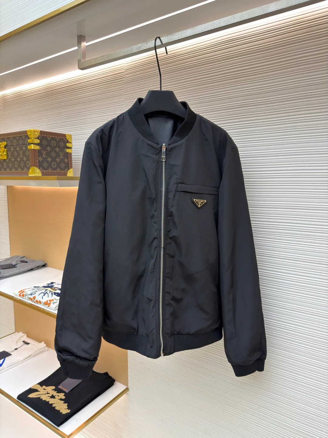 Prada reversible leather plain jacket ●Item number: 1681168-C65 ●Fabric: Leather lambskin fabric ●Technology: Ergonomic three-dimensional cutting ●Color: black ●Version: Fitted version ●Weight: about 970 grams ●Size: 46-48-50-52 ●Description: Customized Leather lambskin and rhyme-hole silky plain fabric, natural texture, natural luster, comfortable and close to the skin Double-sided charm, one garment for multiple enjoyments. On one side, the distinctive leather shows the noble texture, while on the other side, the simple plain grain interprets the low-key connotation. Clean lines and simple textures exude a sense of luxury from the inside out. The iconic enameled triangular metal logos are respectively embellished to highlight the elegance and nobility of the brand. It is highly recognizable. The two-sided transformation is wonderful and reflects each other. It unlocks a new dimension of fashion and uses imported infrared machines to locate the "Prada triangle logo" for more accurate positioning. Firm stone, ergonomic three-dimensional cutting, return to traditional craftsmanship through segmentation, folding, shrinking, and stretching techniques. The so-called slow work produces fine work, which is the respect for the material and the pursuit of feel. The workmanship is complex and tedious. Slow timeliness and high loss. The template machine opens the bag. The preset template guides the position, shape and size of the bag. The accuracy ensures the quality of the bag opening effect. The overall wiring is straight and delicate, the fabric is comfortable and soft, and the color is consistent without color difference. It can be matched with the same style to create a fashionable look and control various occasions. Customized accessories, complete with three standards, same style for men and women!