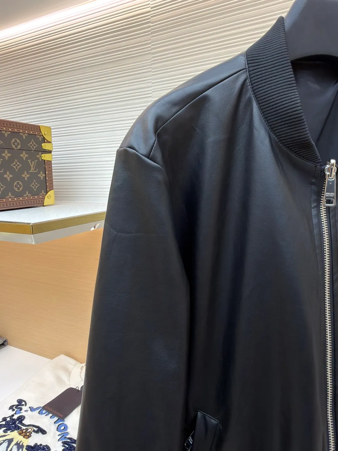 Prada reversible leather plain jacket ●Item number: 1681168-C65 ●Fabric: Leather lambskin fabric ●Technology: Ergonomic three-dimensional cutting ●Color: black ●Version: Fitted version ●Weight: about 970 grams ●Size: 46-48-50-52 ●Description: Customized Leather lambskin and rhyme-hole silky plain fabric, natural texture, natural luster, comfortable and close to the skin Double-sided charm, one garment for multiple enjoyments. On one side, the distinctive leather shows the noble texture, while on the other side, the simple plain grain interprets the low-key connotation. Clean lines and simple textures exude a sense of luxury from the inside out. The iconic enameled triangular metal logos are respectively embellished to highlight the elegance and nobility of the brand. It is highly recognizable. The two-sided transformation is wonderful and reflects each other. It unlocks a new dimension of fashion and uses imported infrared machines to locate the "Prada triangle logo" for more accurate positioning. Firm stone, ergonomic three-dimensional cutting, return to traditional craftsmanship through segmentation, folding, shrinking, and stretching techniques. The so-called slow work produces fine work, which is the respect for the material and the pursuit of feel. The workmanship is complex and tedious. Slow timeliness and high loss. The template machine opens the bag. The preset template guides the position, shape and size of the bag. The accuracy ensures the quality of the bag opening effect. The overall wiring is straight and delicate, the fabric is comfortable and soft, and the color is consistent without color difference. It can be matched with the same style to create a fashionable look and control various occasions. Customized accessories, complete with three standards, same style for men and women!