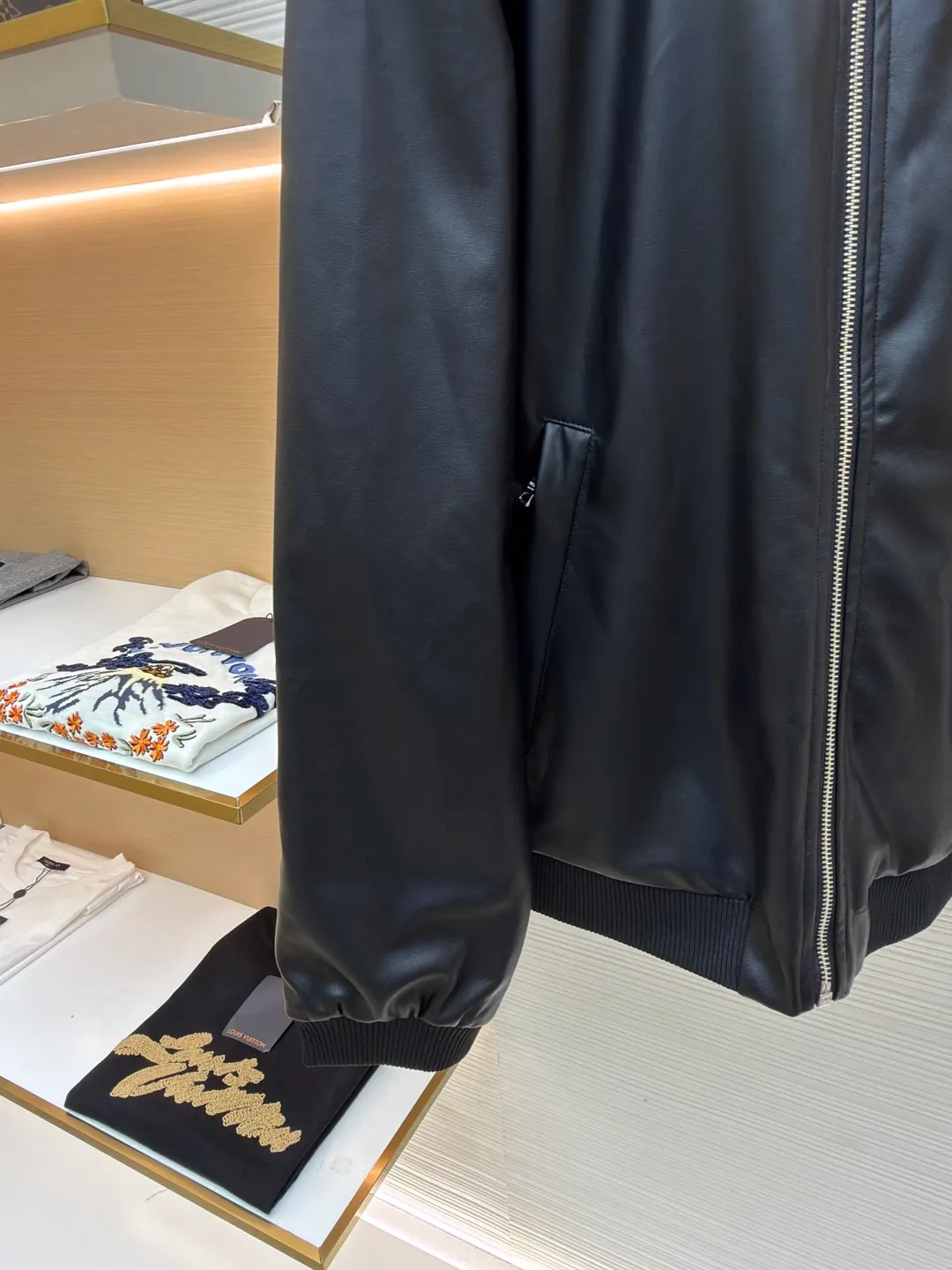 Prada reversible leather plain jacket ●Item number: 1681168-C65 ●Fabric: Leather lambskin fabric ●Technology: Ergonomic three-dimensional cutting ●Color: black ●Version: Fitted version ●Weight: about 970 grams ●Size: 46-48-50-52 ●Description: Customized Leather lambskin and rhyme-hole silky plain fabric, natural texture, natural luster, comfortable and close to the skin Double-sided charm, one garment for multiple enjoyments. On one side, the distinctive leather shows the noble texture, while on the other side, the simple plain grain interprets the low-key connotation. Clean lines and simple textures exude a sense of luxury from the inside out. The iconic enameled triangular metal logos are respectively embellished to highlight the elegance and nobility of the brand. It is highly recognizable. The two-sided transformation is wonderful and reflects each other. It unlocks a new dimension of fashion and uses imported infrared machines to locate the "Prada triangle logo" for more accurate positioning. Firm stone, ergonomic three-dimensional cutting, return to traditional craftsmanship through segmentation, folding, shrinking, and stretching techniques. The so-called slow work produces fine work, which is the respect for the material and the pursuit of feel. The workmanship is complex and tedious. Slow timeliness and high loss. The template machine opens the bag. The preset template guides the position, shape and size of the bag. The accuracy ensures the quality of the bag opening effect. The overall wiring is straight and delicate, the fabric is comfortable and soft, and the color is consistent without color difference. It can be matched with the same style to create a fashionable look and control various occasions. Customized accessories, complete with three standards, same style for men and women!