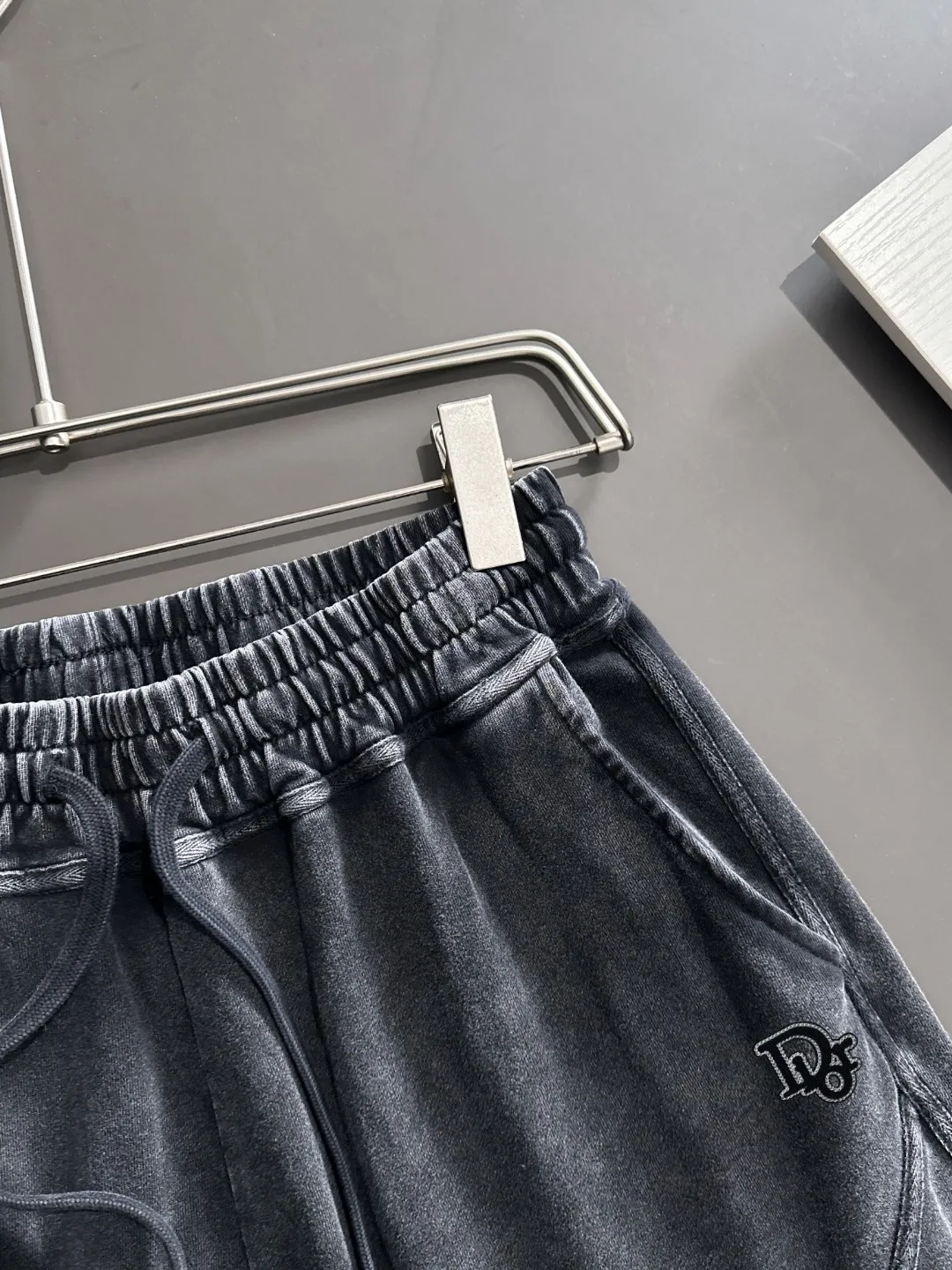 🅿️330 shipped next day, high quality DIOR/Dior 2025 spring and summer new casual solid color loose shorts with elastic band, two needle stitches at the hem of the trousers, fine and firm stitching, custom-made fabrics at the counter with high breathability and comfort, impeccable details, brand element design concept, reflecting high quality. It feels delicate and soft! It presents a casual cut and the upper body shape is great! Size: S-XXL