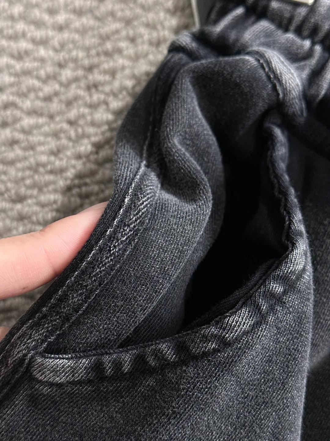 🅿️330 shipped next day, high quality DIOR/Dior 2025 spring and summer new casual solid color loose shorts with elastic band, two needle stitches at the hem of the trousers, fine and firm stitching, custom-made fabrics at the counter with high breathability and comfort, impeccable details, brand element design concept, reflecting high quality. It feels delicate and soft! It presents a casual cut and the upper body shape is great! Size: S-XXL