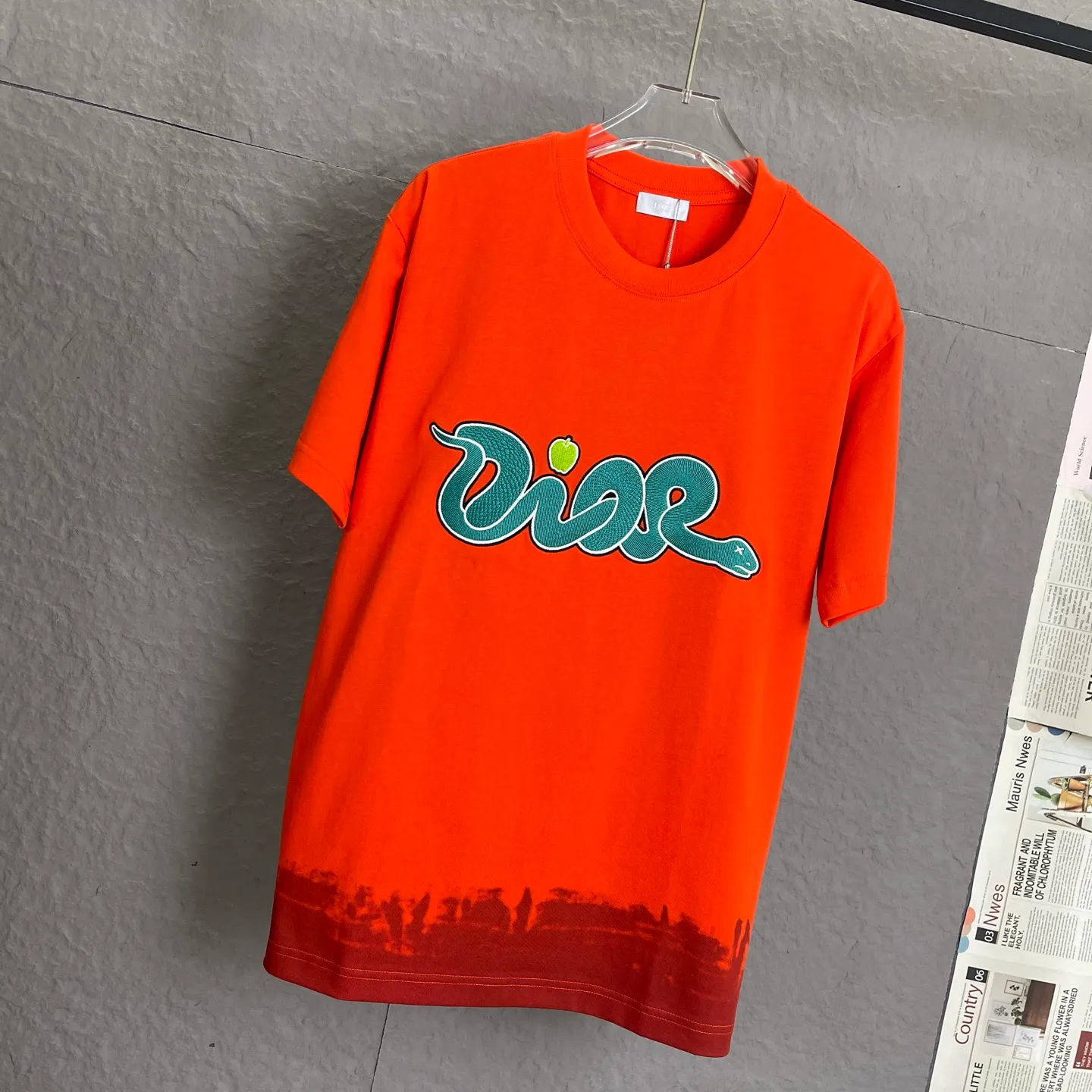 🅿️220 /A87 DIOR Dior fabric upgrade, using 300 full grams of fabric, co-branded embroidery for the Year of the Snake, high-end three-dimensional embroidery technology, exclusive for new original orders, same style for men and women, casual loose-fitting short sleeves, high-end customization, high version, fashionable and versatile, imported fabrics, super soft and delicate feel, skin-friendly and comfortable to wear, high-end boutique High-temperature washing process to ensure that it does not deform or shrink. It is a comfortable and beautiful piece for summer wear! A must-have item for beauty and age reduction! The surface is super fine and smooth, uniform, delicate and soft. It is comfortable to wear and can easily create a cool summer feel. It is easy to hold the upper body and become the focus of the street in minutes. Color: Orange White Size: S-XL