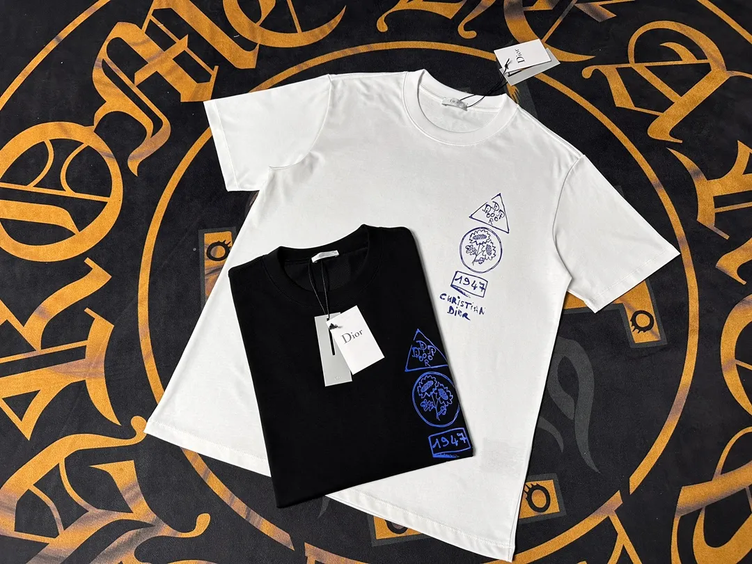 🅿️200 Exquisite upgrade of Dior LOGO, inspired by the retro of the 1980s. Original fabric. Official same style. Short-sleeved T-shirt. Customized fabric. Fabric dyed in the same vat. Very comfortable to the touch. Latest brick cabinet synchronization for spring and summer. Fashionable and personalized. Super versatile. Loose version is very suitable for both men and women. A must-have for everyone. Hang tag. Collar label. Washed wheat. Complete with three labels. Color: black white.