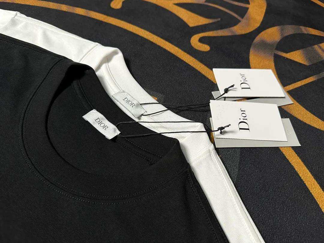 🅿️200 Exquisite upgrade of Dior LOGO, inspired by the retro of the 1980s. Original fabric. Official same style. Short-sleeved T-shirt. Customized fabric. Fabric dyed in the same vat. Very comfortable to the touch. Latest brick cabinet synchronization for spring and summer. Fashionable and personalized. Super versatile. Loose version is very suitable for both men and women. A must-have for everyone. Hang tag. Collar label. Washed wheat. Complete with three labels. Color: black white.