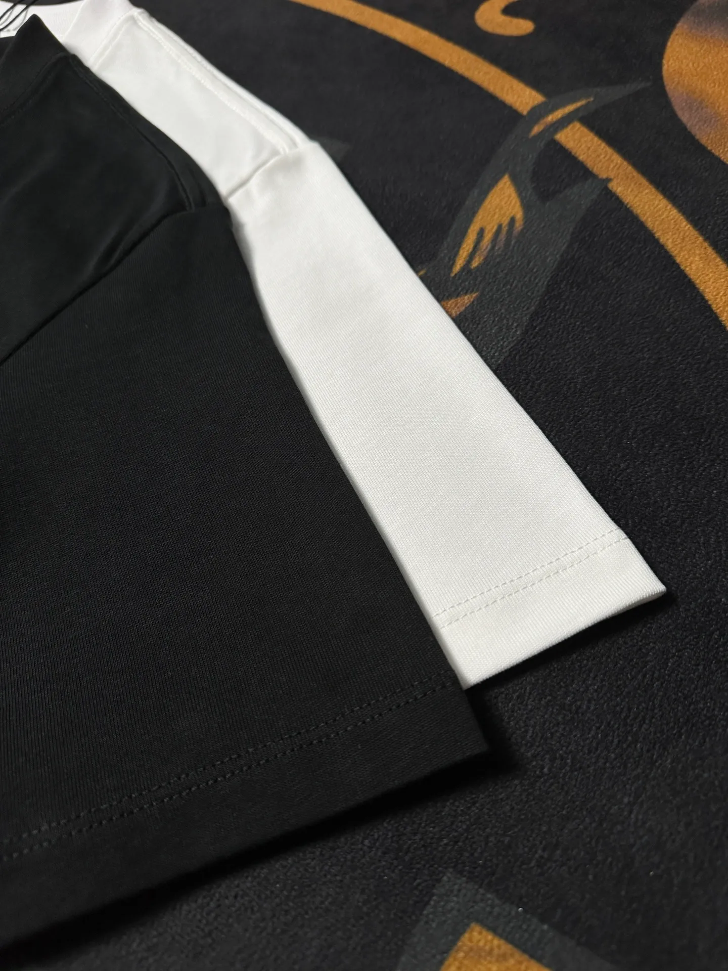 🅿️200 Exquisite upgrade of Dior LOGO, inspired by the retro of the 1980s. Original fabric. Official same style. Short-sleeved T-shirt. Customized fabric. Fabric dyed in the same vat. Very comfortable to the touch. Latest brick cabinet synchronization for spring and summer. Fashionable and personalized. Super versatile. Loose version is very suitable for both men and women. A must-have for everyone. Hang tag. Collar label. Washed wheat. Complete with three labels. Color: black white.