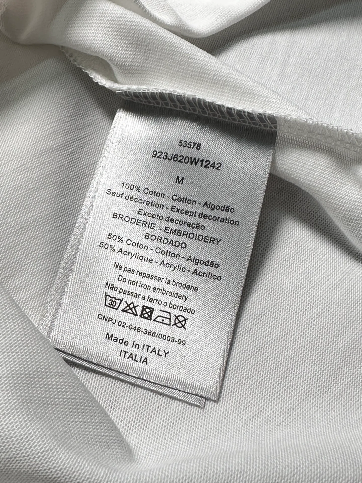 🅿️200 Exquisite upgrade of Dior LOGO, inspired by the retro of the 1980s. Original fabric. Official same style. Short-sleeved T-shirt. Customized fabric. Fabric dyed in the same vat. Very comfortable to the touch. Latest brick cabinet synchronization for spring and summer. Fashionable and personalized. Super versatile. Loose version is very suitable for both men and women. A must-have for everyone. Hang tag. Collar label. Washed wheat. Complete with three labels. Color: black white.