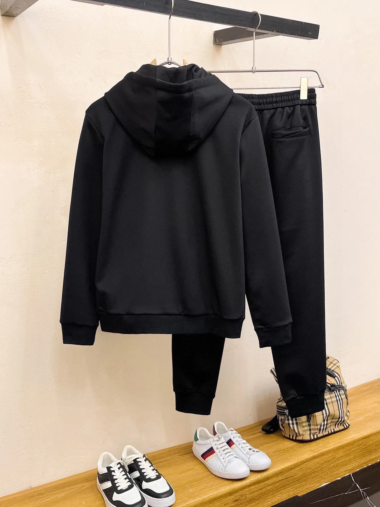 🅿️420 [DIOR Dior] (Fat Man Gospel) hot-selling suit is coming. Focus on the original version of the official website. 2025 new hot-selling cardigan sweater suit. The original order is the best product. 🇭🇰The meticulous work of top designers is dedicated to a fitting and perfect upper body effect. All-natural high-quality Roman cotton 100%, close-fitting comfort, noble and elegant! Original hardware embodies elegance and nobility! Counter size: M-5XL (maximum wear up to 220 pounds)