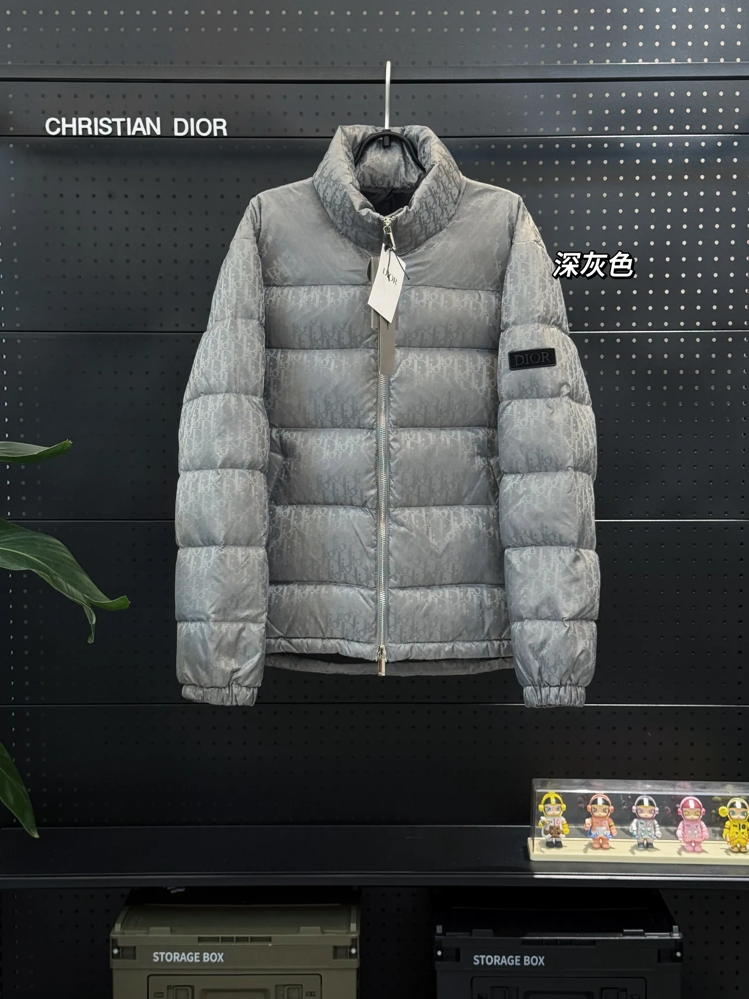 🅿️780 💎Dark gray💎 Top quality, six colors available, new down ⬆️ Dior 23FW oblique dark pattern old flower stand collar down jacket, the same style in the counter, popular all the way 🔥The old flower down jacket is here🤩～ This is a down jacket with ultra-complex craftsmanship. The custom-made fabric cycle takes up to 50 days. Based on the original fabric, laser jacquard makes the whole piece of clothing concave and convex, with a stronger three-dimensional effect and a more obvious 3D effect. ✨This fabric has a good hand feel, and the dark pattern presbyopia on the jacket is very low-key. The fabric shows a dark luster and has extremely high waterproof properties! The real texture is more perfect, custom-woven high-density satin nylon material and dark jacquard weave, simple and refreshing, thick and fluffy, super three-proof fabric, waterproof, stain-proof and dust-proof! ✨ Full-width jacquard LOGO, ultra-high-end luxury and style. The handsomeness and eye-catching index of the upper body are absolutely NO. 1. Fully custom-woven jacquard LOGO technology fabric, high-density polyester fiber. It is a new type of heat-insulating and light-weight fabric. It has a light texture, delicate and soft warmth and breathability. Especially the LOGO jacquard produces different light and dark interweaving under different lights! Full of hidden flower logos, low-key with a touch of expensiveness, the overall shape is not too bloated, windproof and waterproof, it can be called a haven in winter 😍 Simple but not simple, wear it with a wrap in autumn and winter. ✨The interior is filled with 90-fill white goose down, (90% white goose down ➕10% white goose feather) This type of down is full of fluffiness, better thermal insulation, and has no down stalks! Hooded and windproof design, comfortable and warm! The white goose down filled inside is a strong guarantee of warmth and cold resistance. As for the so-called odor gas of down, it is completely worry-free. The upper body is light and full. The down filling is sufficiently balanced to obtain uniform warmth! The upper body is eye-catching. ✨The hardware of the whole garment is made of original 1V1 customized tungsten material. Leather label design, hot melt technology, one-time molding. Size: S-3Xl (44-54 yards) couple style. Available in six colors: light gray/light blue/navy blue/dark gray/black/dark blue