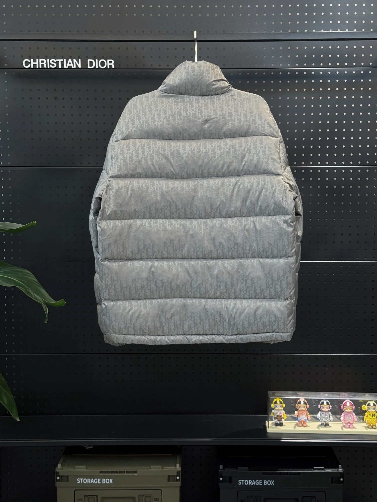 🅿️780 💎Dark gray💎 Top quality, six colors available, new down ⬆️ Dior 23FW oblique dark pattern old flower stand collar down jacket, the same style in the counter, popular all the way 🔥The old flower down jacket is here🤩～ This is a down jacket with ultra-complex craftsmanship. The custom-made fabric cycle takes up to 50 days. Based on the original fabric, laser jacquard makes the whole piece of clothing concave and convex, with a stronger three-dimensional effect and a more obvious 3D effect. ✨This fabric has a good hand feel, and the dark pattern presbyopia on the jacket is very low-key. The fabric shows a dark luster and has extremely high waterproof properties! The real texture is more perfect, custom-woven high-density satin nylon material and dark jacquard weave, simple and refreshing, thick and fluffy, super three-proof fabric, waterproof, stain-proof and dust-proof! ✨ Full-width jacquard LOGO, ultra-high-end luxury and style. The handsomeness and eye-catching index of the upper body are absolutely NO. 1. Fully custom-woven jacquard LOGO technology fabric, high-density polyester fiber. It is a new type of heat-insulating and light-weight fabric. It has a light texture, delicate and soft warmth and breathability. Especially the LOGO jacquard produces different light and dark interweaving under different lights! Full of hidden flower logos, low-key with a touch of expensiveness, the overall shape is not too bloated, windproof and waterproof, it can be called a haven in winter 😍 Simple but not simple, wear it with a wrap in autumn and winter. ✨The interior is filled with 90-fill white goose down, (90% white goose down ➕10% white goose feather) This type of down is full of fluffiness, better thermal insulation, and has no down stalks! Hooded and windproof design, comfortable and warm! The white goose down filled inside is a strong guarantee of warmth and cold resistance. As for the so-called odor gas of down, it is completely worry-free. The upper body is light and full. The down filling is sufficiently balanced to obtain uniform warmth! The upper body is eye-catching. ✨The hardware of the whole garment is made of original 1V1 customized tungsten material. Leather label design, hot melt technology, one-time molding. Size: S-3Xl (44-54 yards) couple style. Available in six colors: light gray/light blue/navy blue/dark gray/black/dark blue